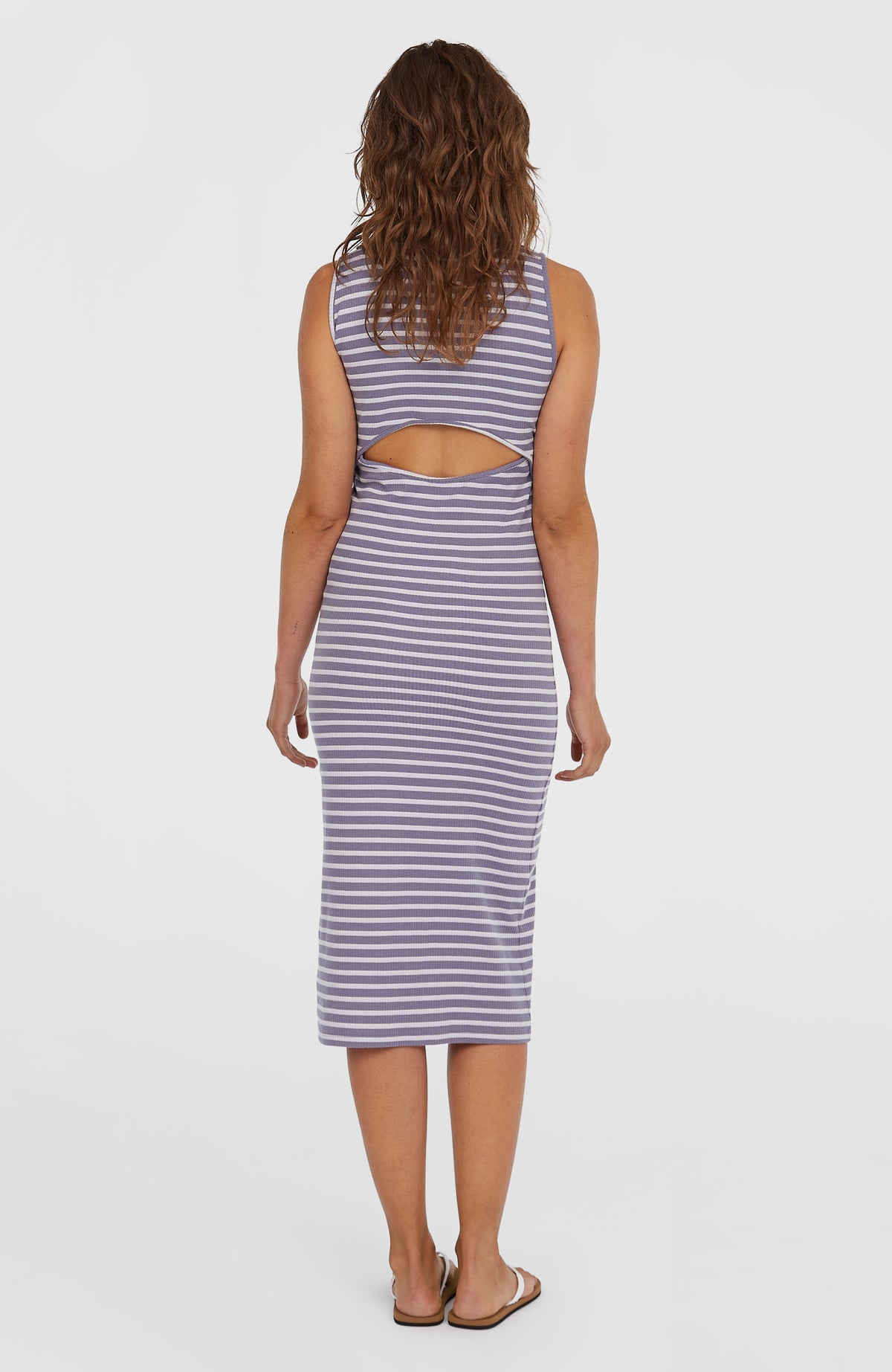 Jess Midi-Rippkleid für Damen, lila mit Streifenmuster in Weiß, Rückansicht mit Cut-Out am Model