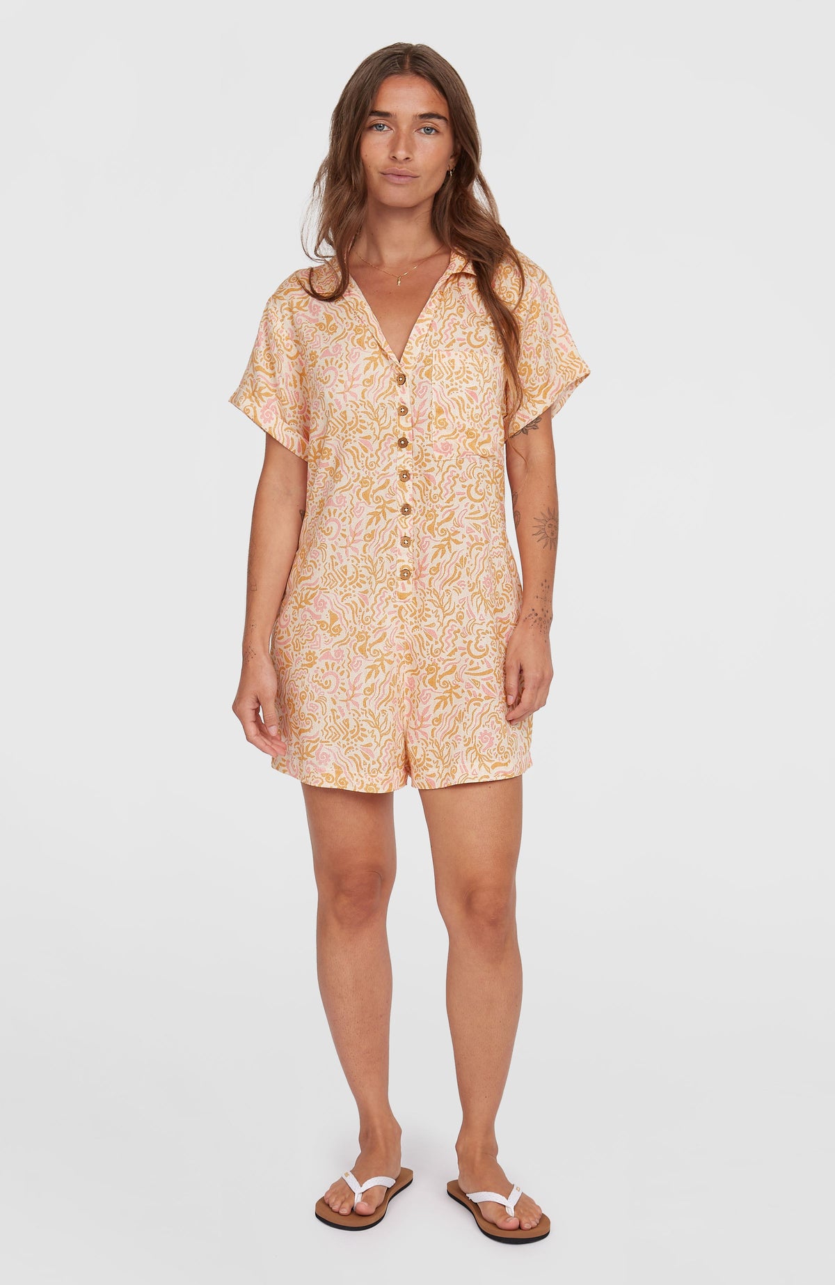 O'Neill Women of the Wave Romper Jumpsuit für Damen, weiß mit Wellenmuster in Gelb und Rosa, Vorderansicht am Model