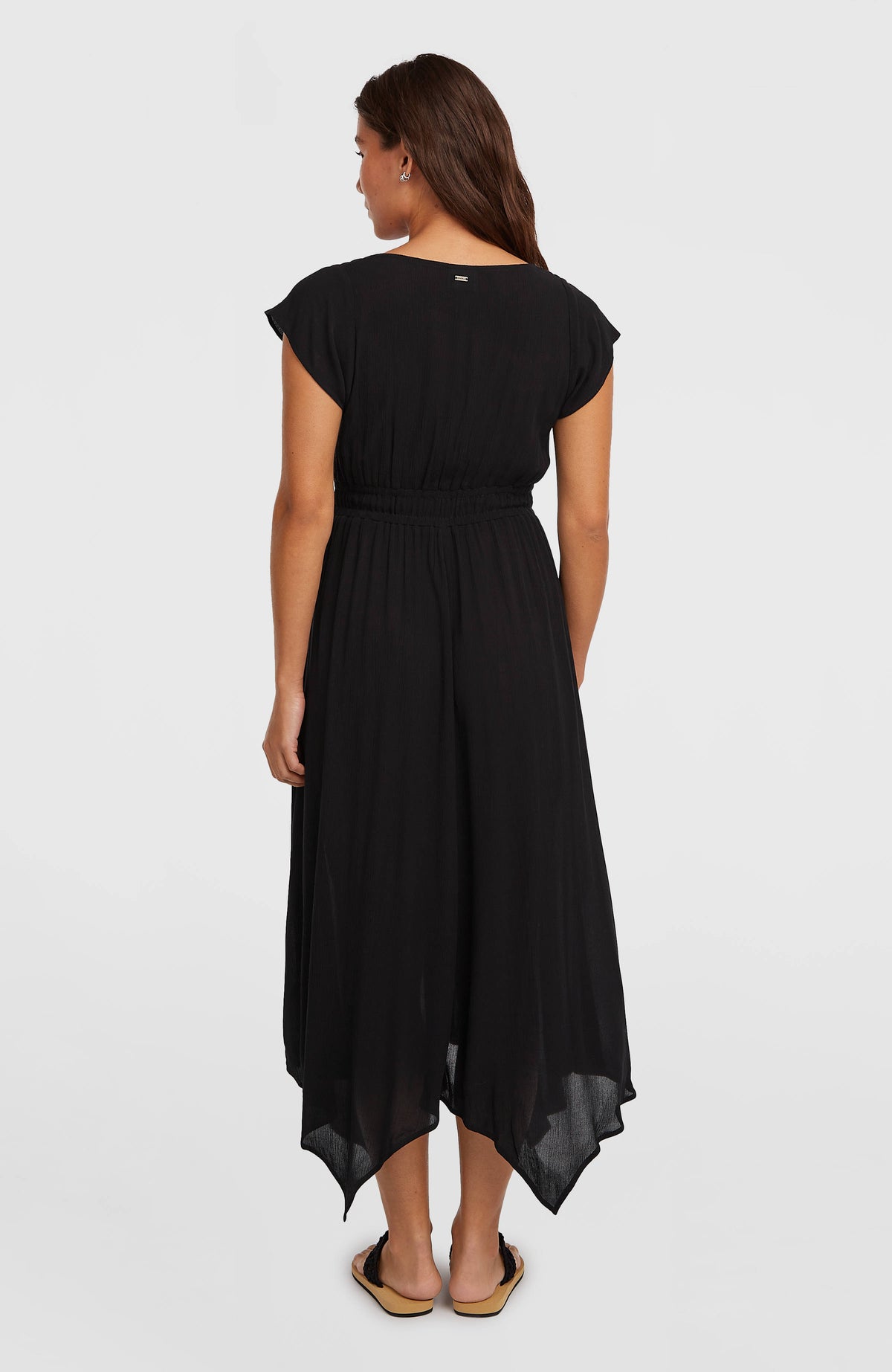 Must-Have Midikleid für Damen, schwarz, getragen am Model von hinten mit kleinem Logo-Badge am Kragen