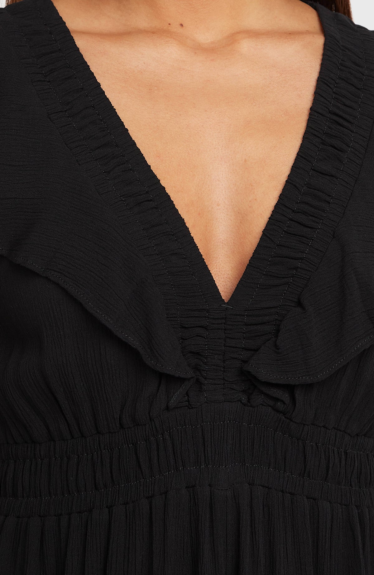 Must-Have Midikleid, schwarz, Detailaufnahme des gerafften V-Ausschnitts mit Rüschendetails