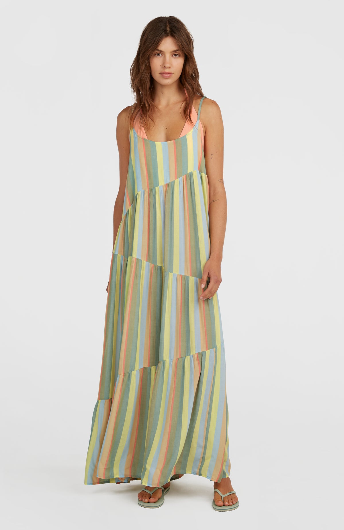 O'Neill Devyn Maxikleid für Damen, gelb mit Streifenmuster in Grün und Blau, Vorderansicht am Model