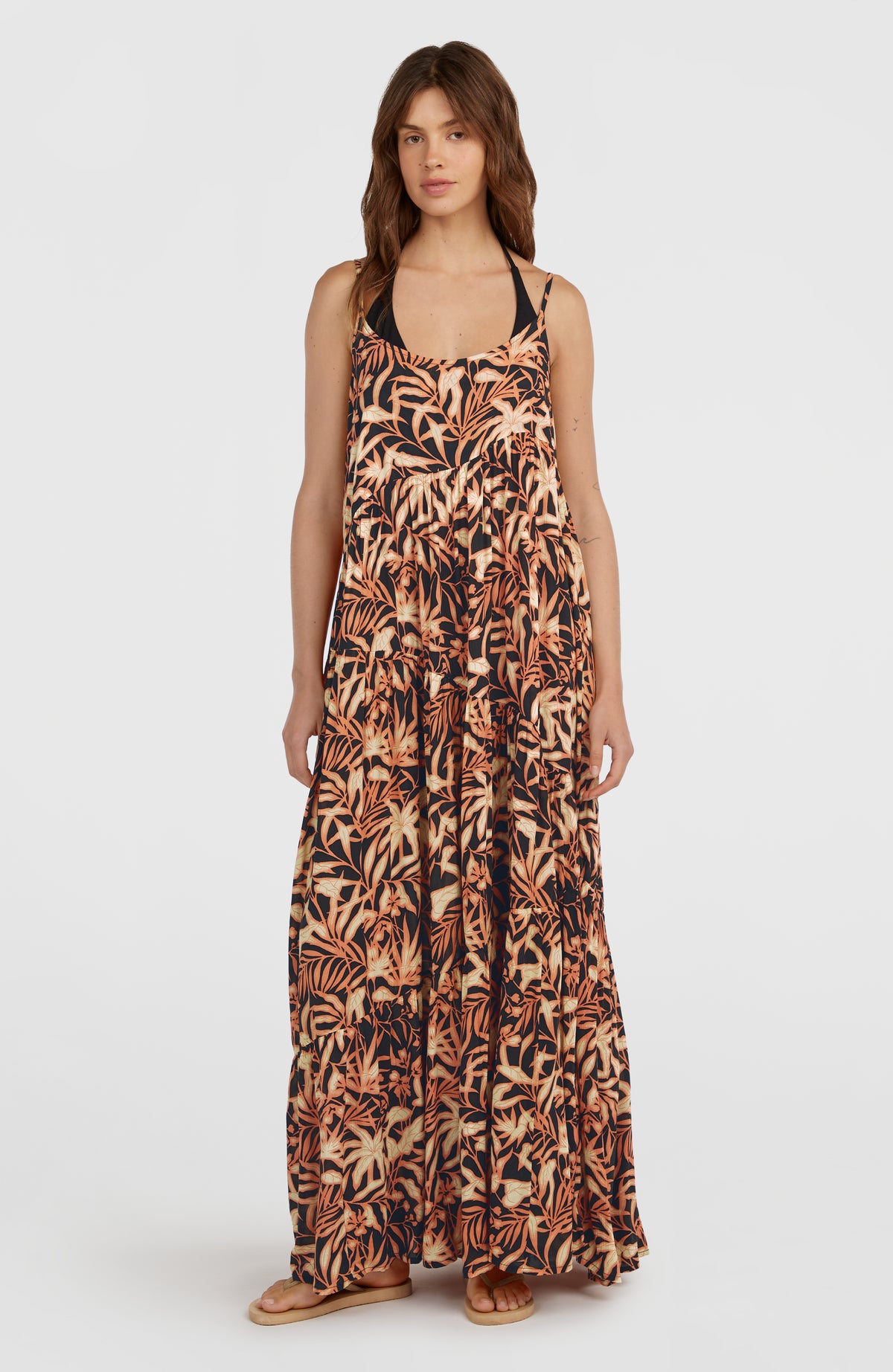 O'Neill Devyn Maxikleid für Damen, schwarz mit Blättermuster in Orange und Beige, Vorderansicht am Model