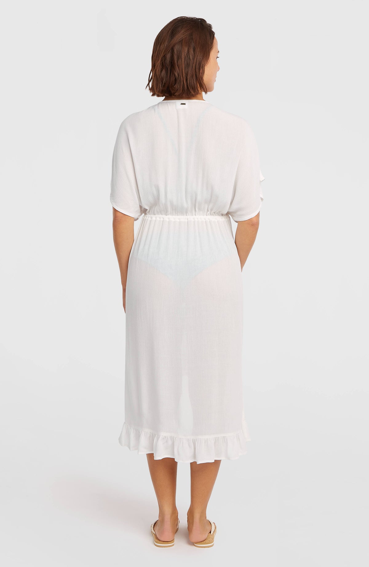 Wilder Cover Up Kleid für Damen, weiß, getragen am Model, Rückansicht mit gerüschtem Saum
