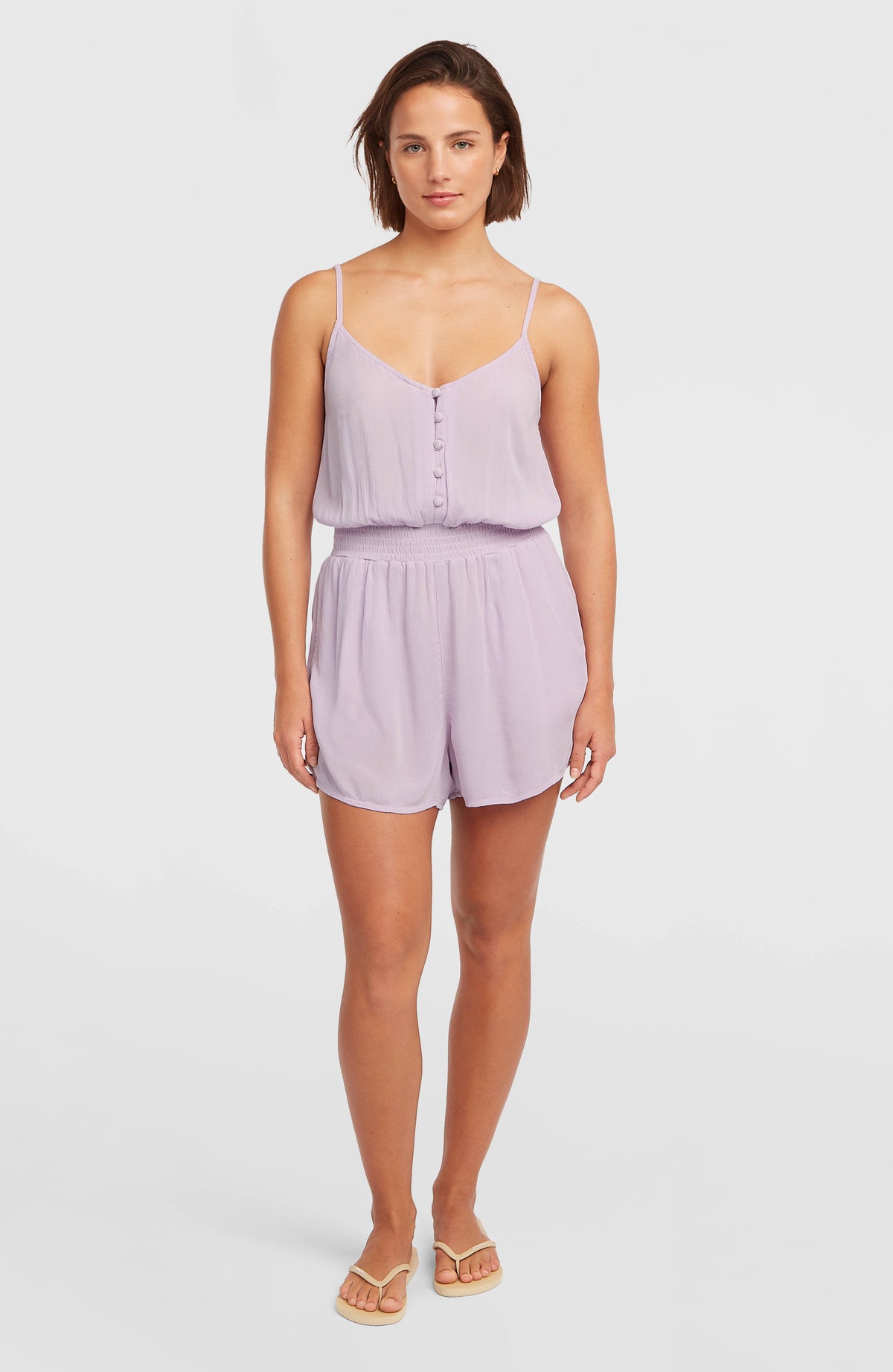 O'Neill Romper mit Knöpfen und schmalen Trägern für Damen in Lila, Vorderansicht am Model