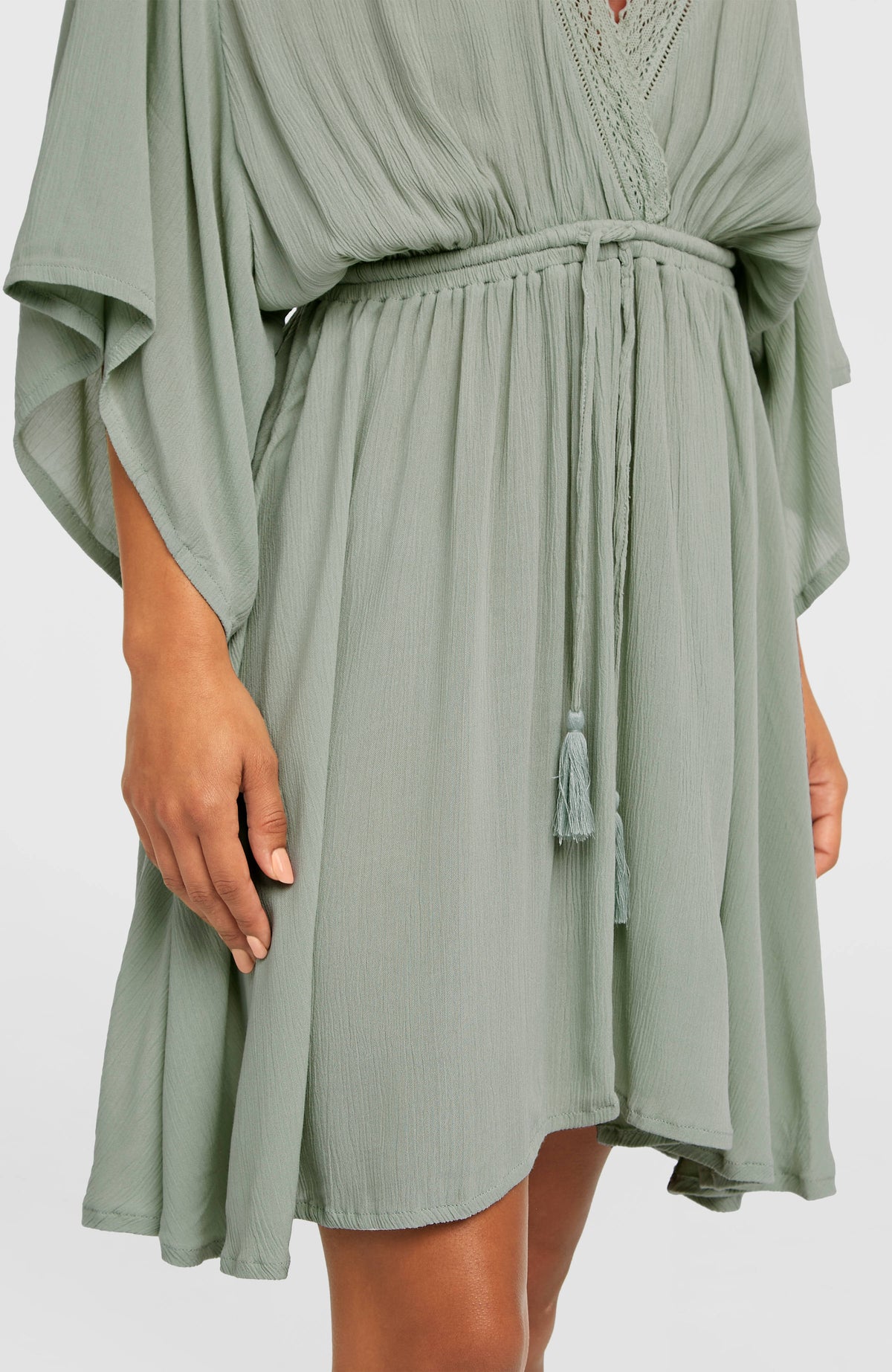 Essentials Tokeena Cover Up Kleid für Damen, grün, Halbansicht am Model mit Bindeband und Quasten