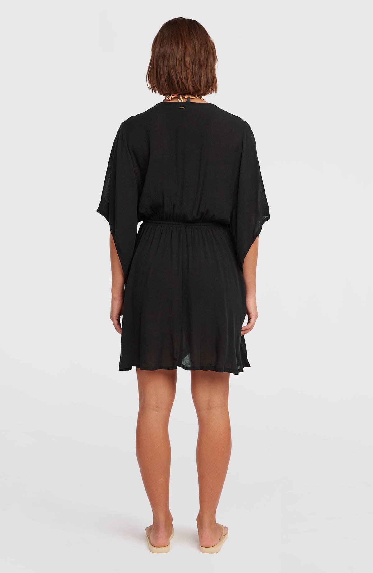 Essentials Tokeena Cover Up Kleid in Schwarz für Damen, Rückansicht, getragen am Model
