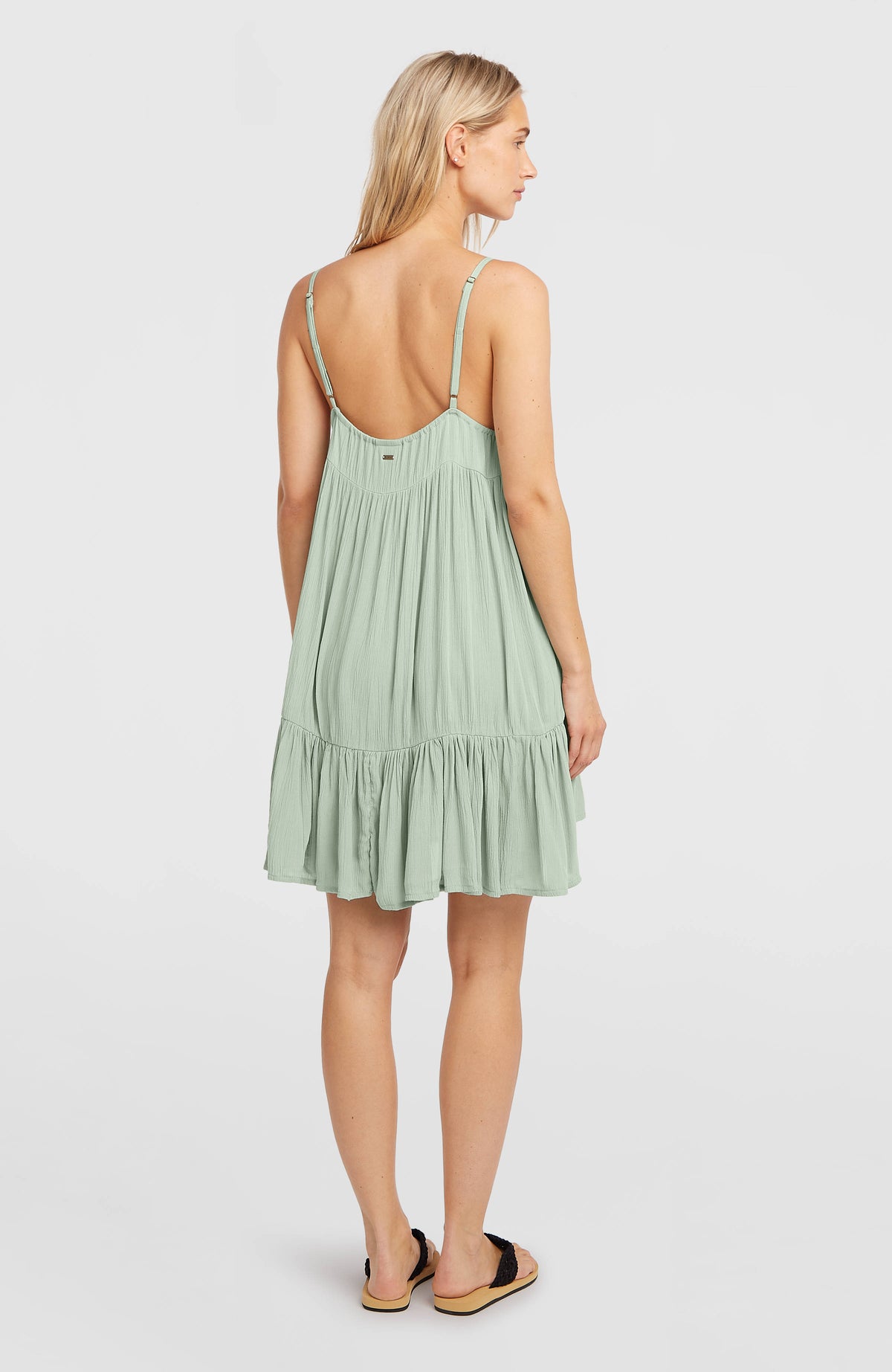Rilee Kurzkleid für Damen, grün, Rückansicht am Model mit tiefem Ausschnitt an der Rückseite