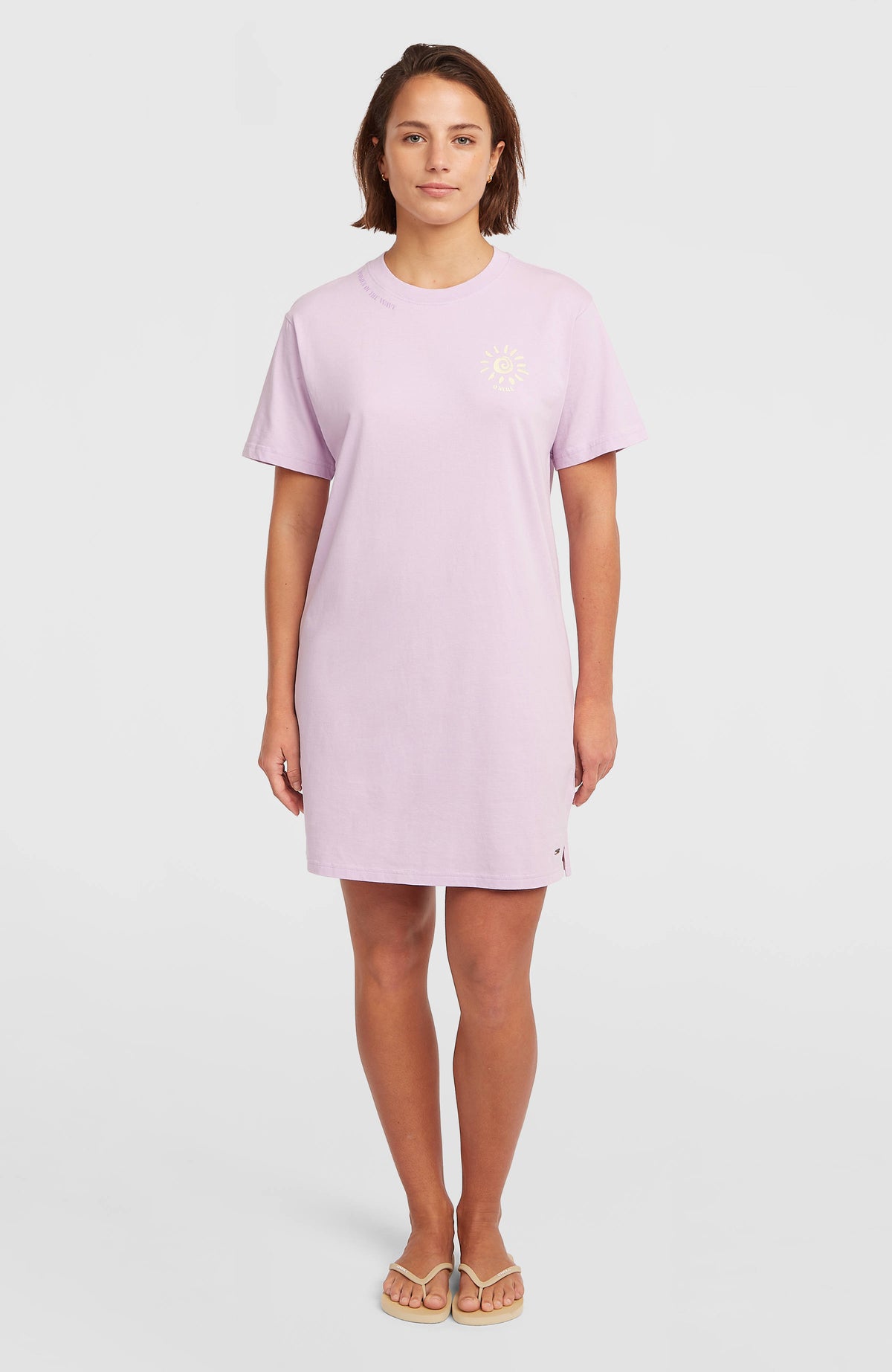 O'Neill Women of the Wave T-Shirt-Kleid für Damen, lila mit Sonnen-Print in Gelb, Vorderansicht am Model