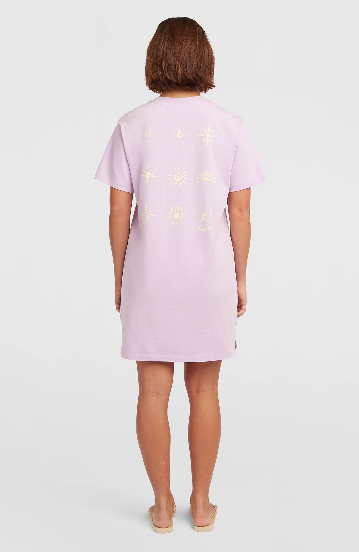 Women of the Wave T-Shirt-Kleid für Damen, lila mit Sonnen-Print in Gelb auf dem Rücken, Rückansicht am Model