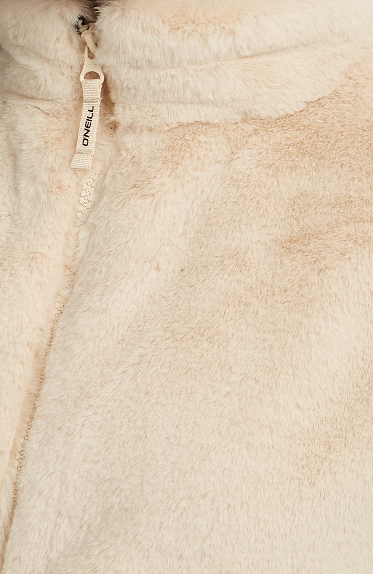 Nahaufnahme des Reißverschlusses mit Logo-Zipper der beigen FWC'Cruz Faux Fur Fleecejacke