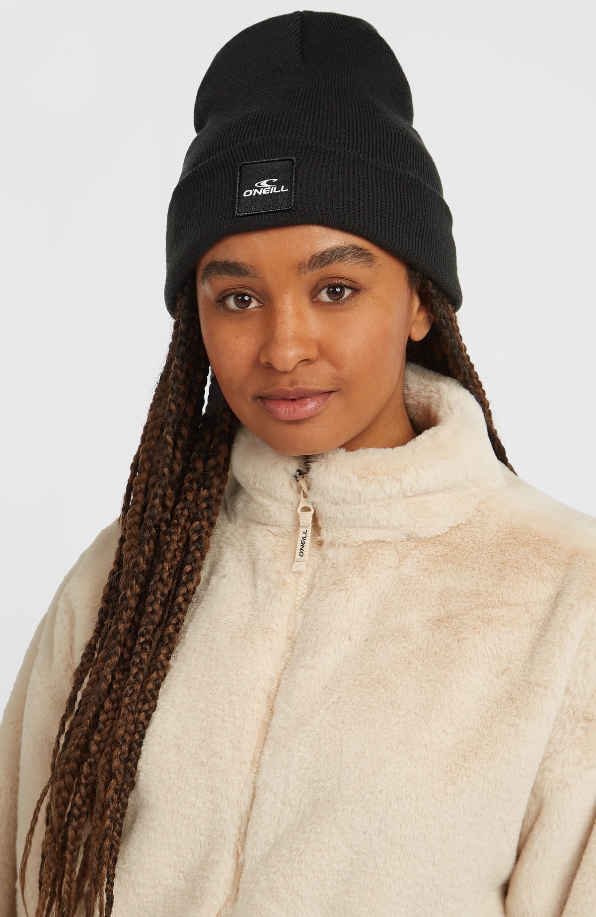 FWC'Cruz Faux Fur Fleecejacke für Damen, beige, Nahaufnahme des Stehkragens mit Reißverschluss am Model