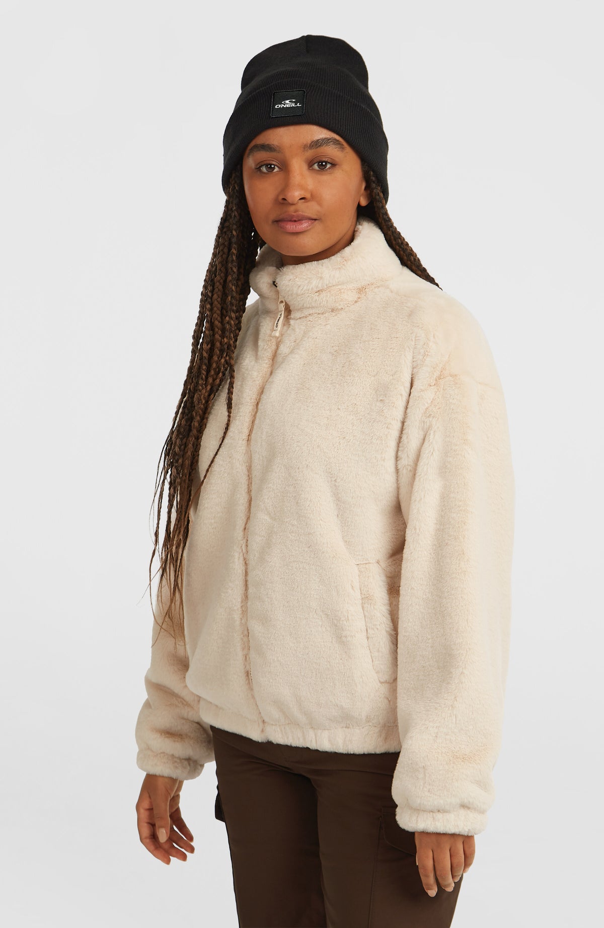 FWC'Cruz Faux Fur Fleecejacke für Damen, beige, Halbprofilansicht am Model mit Seitentasche