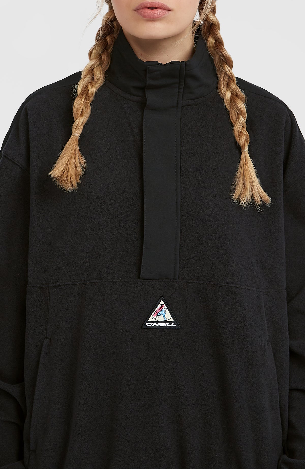 FWC'Play Polartec® Fleecepullover für Damen, schwarz, Nahaufnahme von Stehkragen und Reißverschluss