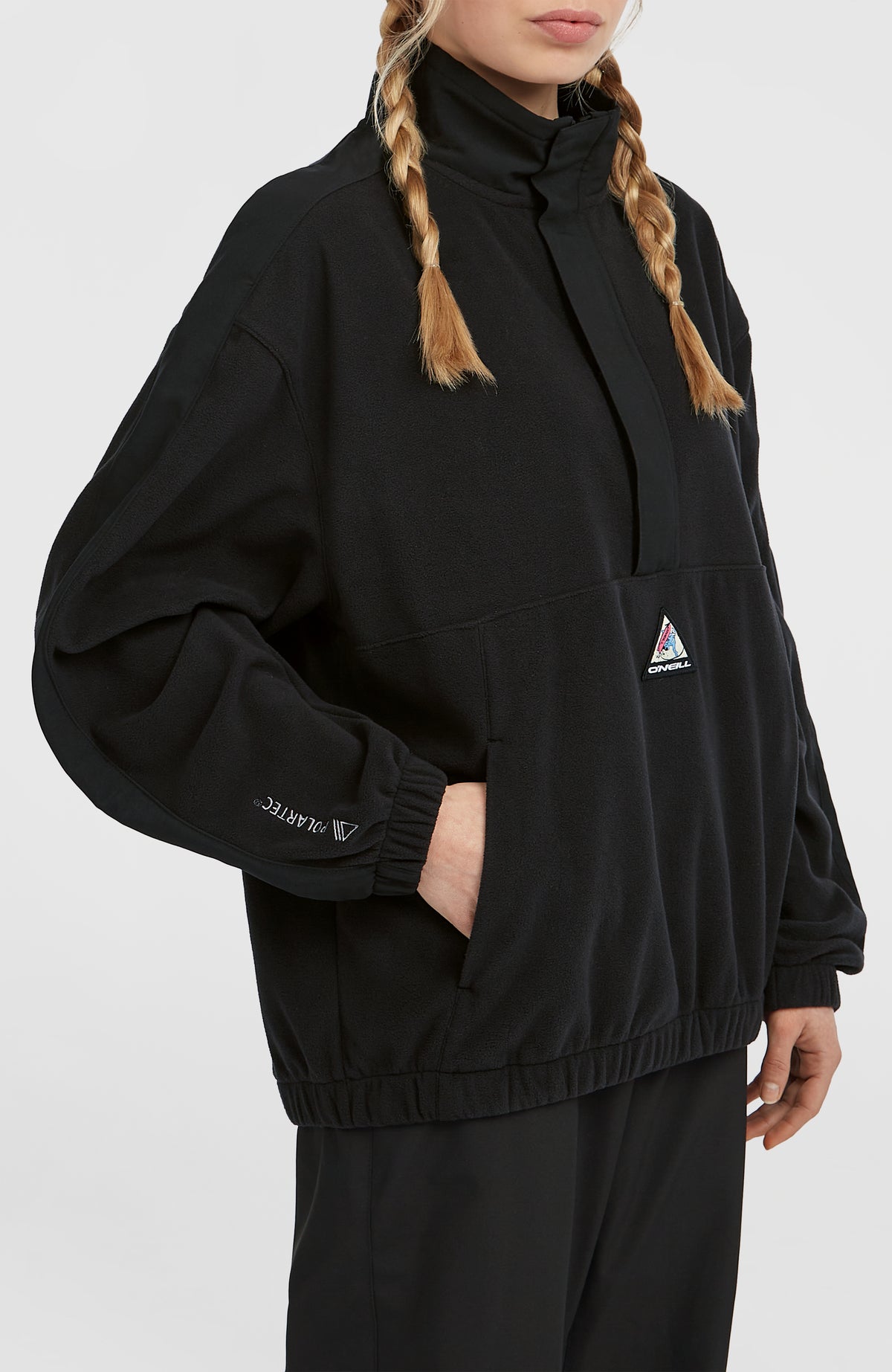 Schwarzer FWC'Play Polartec® Fleecepullover für Damen, Halbprofil am Model mit Seitentasche