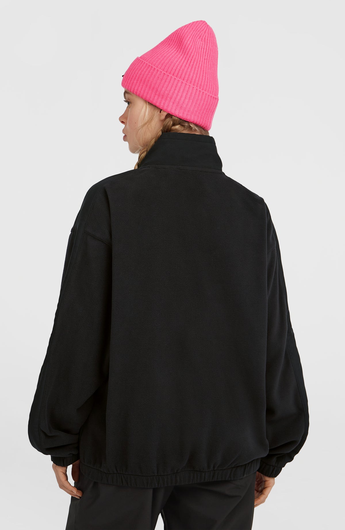 FWC'Play Polartec® Fleecepullover für Damen, schwarz, Rückenansicht am Model mit elastischem Saum