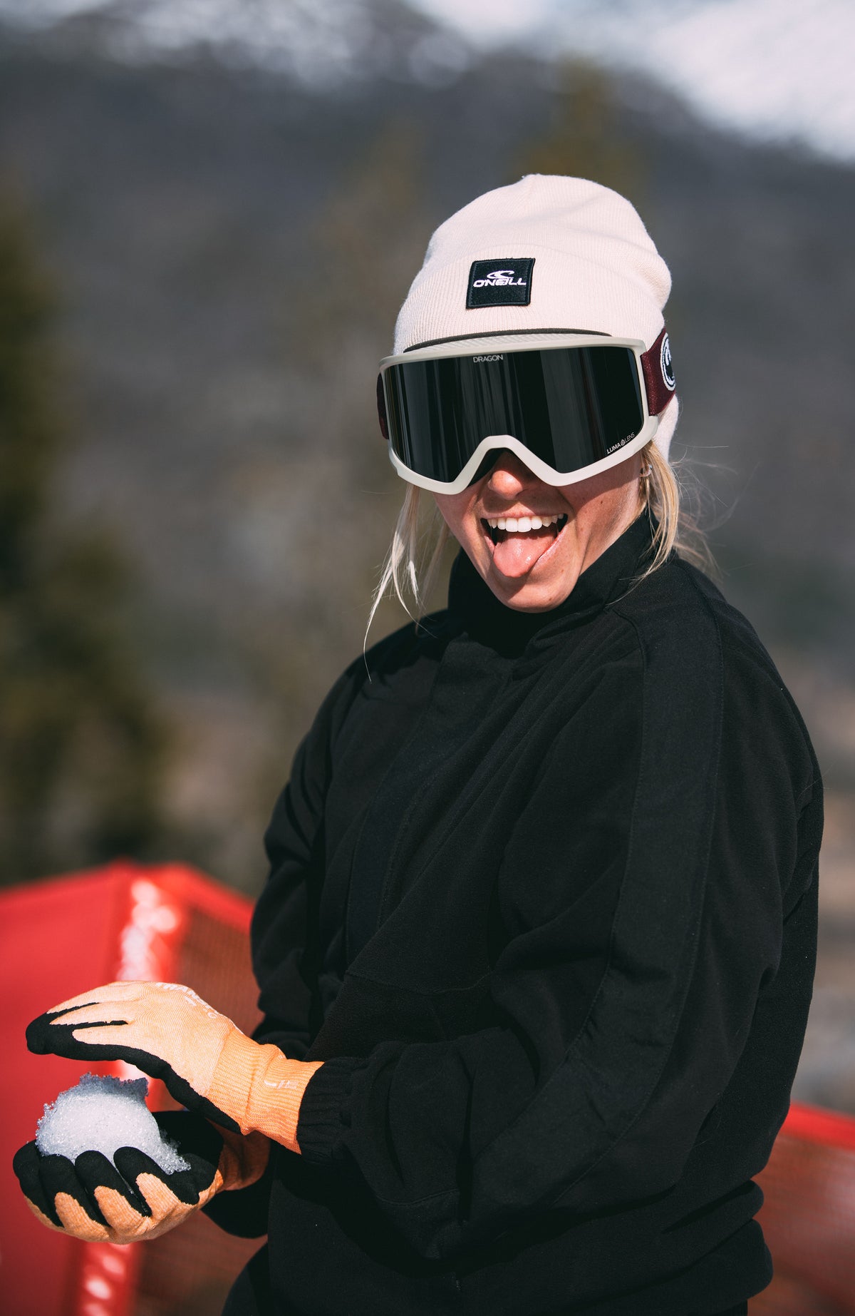 FWC'Play Polartec® Fleecepullover für Damen, schwarz, getragen am Model im Schnee, Frontansicht