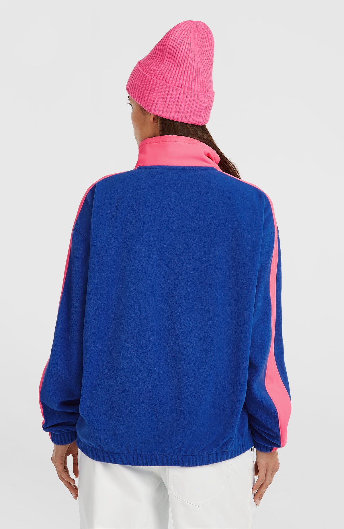 FWC'Play Polartec® Fleecepullover für Damen, blau, Rückansicht am Model mit pinken Streifen an den Ärmeln