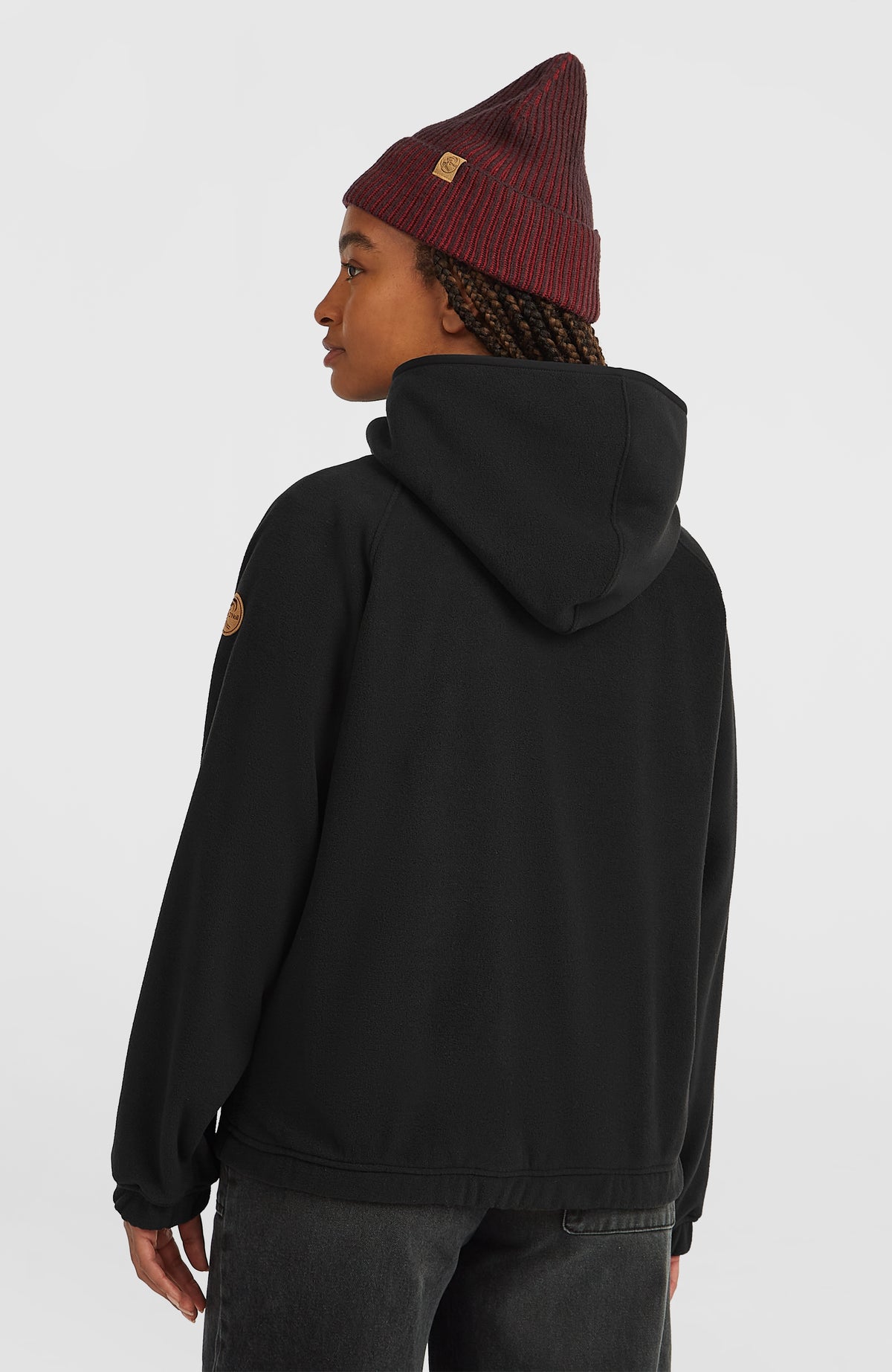 O'Riginals Superfleece Hoodie für Damen, schwarz, Rückansicht am Model mit elastischem Bund und Kapuze