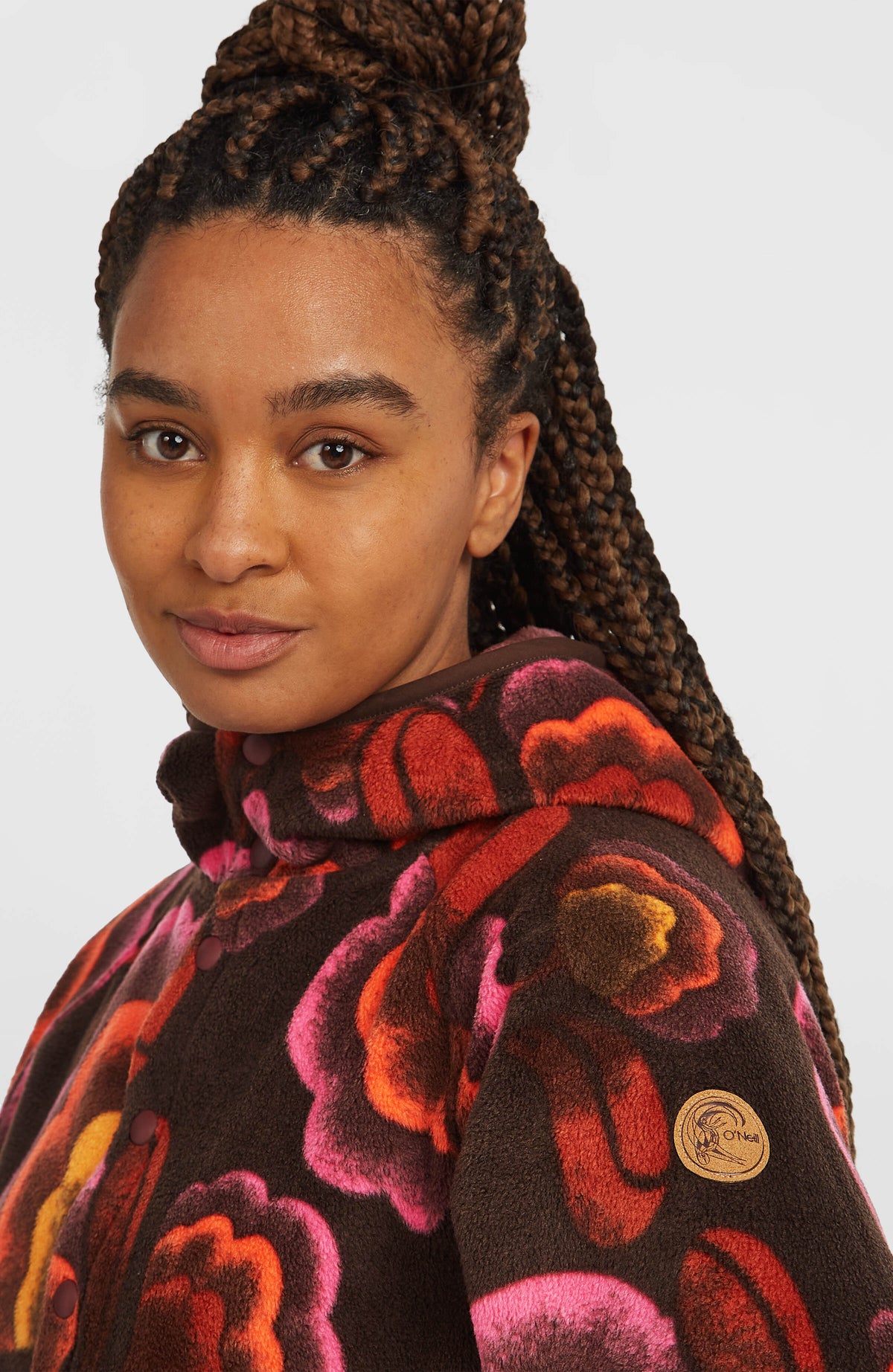O'Riginals Superfleece Hoodie für Damen, braun mit Blumenmuster, Nahaufnahme der Druckknopfleiste am Kragen