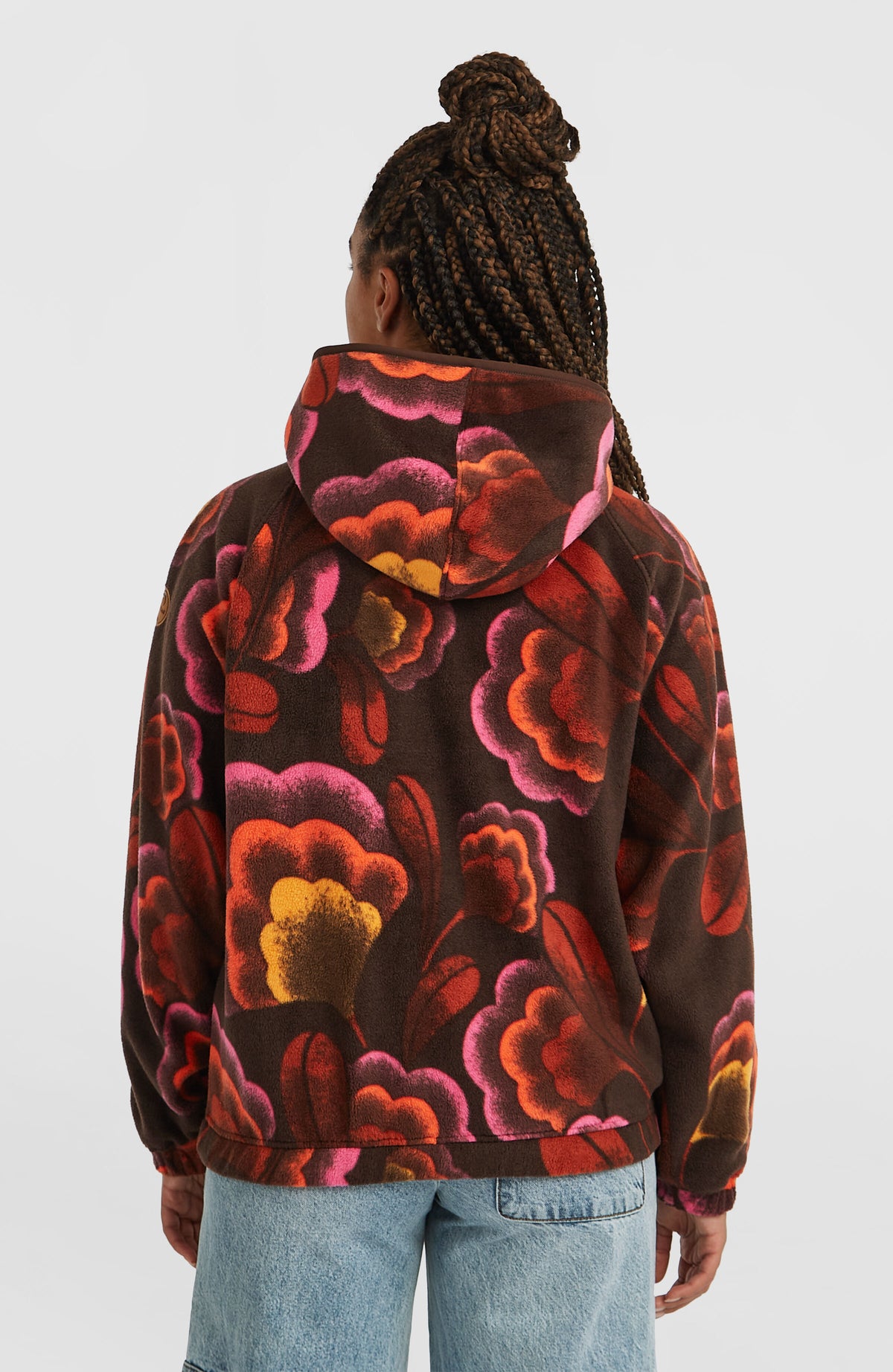 O'Riginals Superfleece Hoodie für Damen, braun mit Blumenmuster in Pink und Orange, Rückenansicht am Model