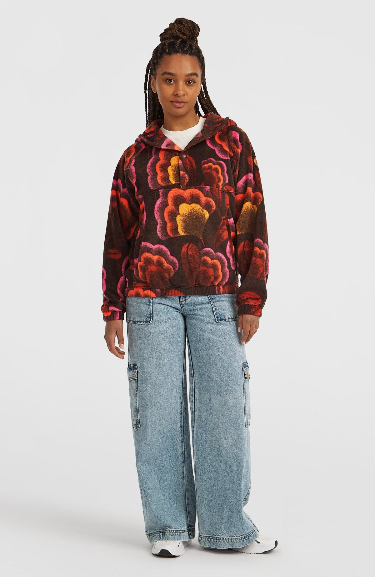 O'Riginals Superfleece Hoodie für Damen, braun mit Blumenmuster in Pink und Orange, Ganzkörperansicht am Model