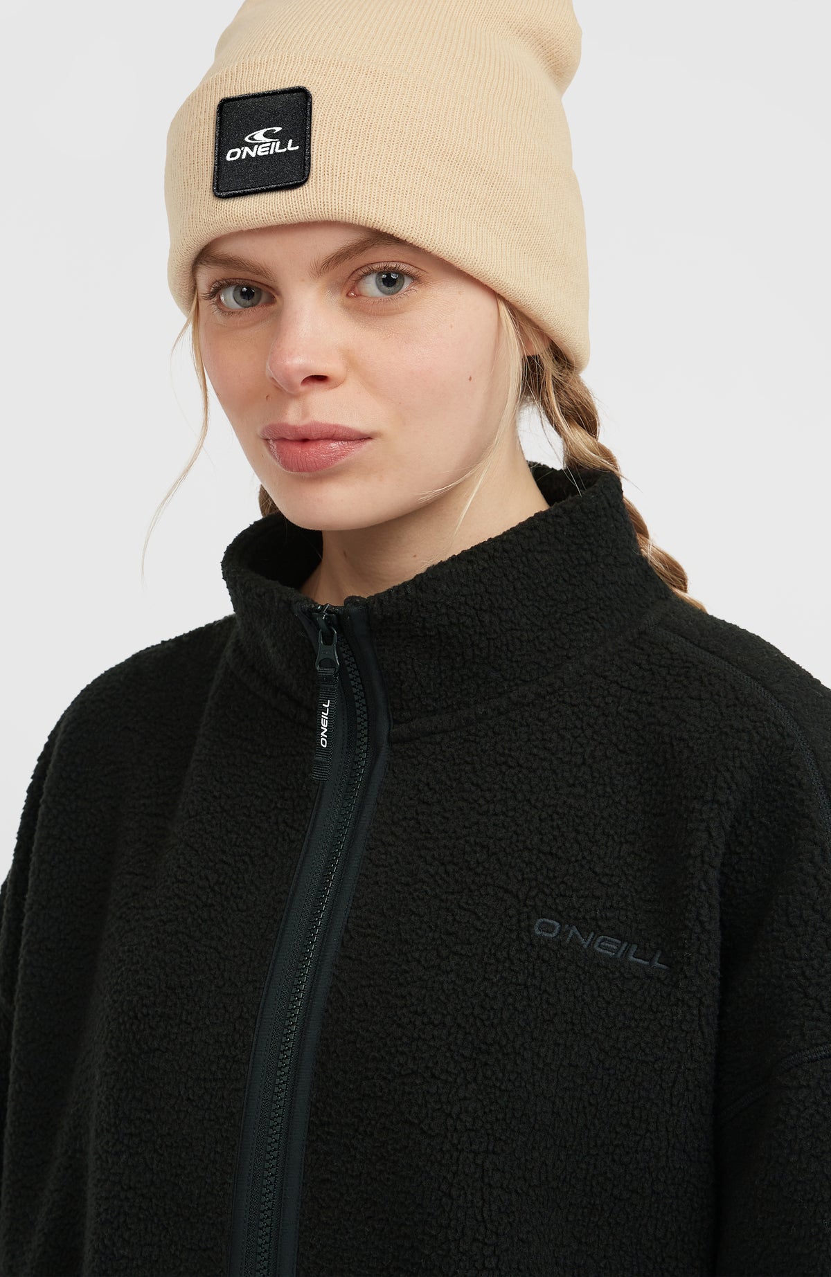 Flauschige Must-Have Fleecejacke für Damen, schwarz, Nahaufnahme von Stehkragen und Reißverschluss am Model