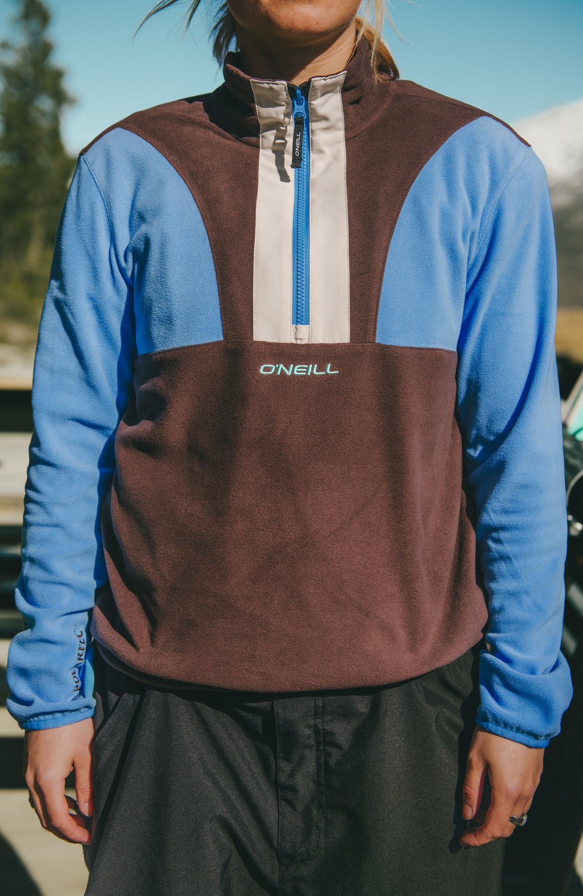 FWC'Cruz Triple Fleecepullover für Damen, blau, im Freien getragen am Model, Nahaufnahme mit Logo-Stickerei