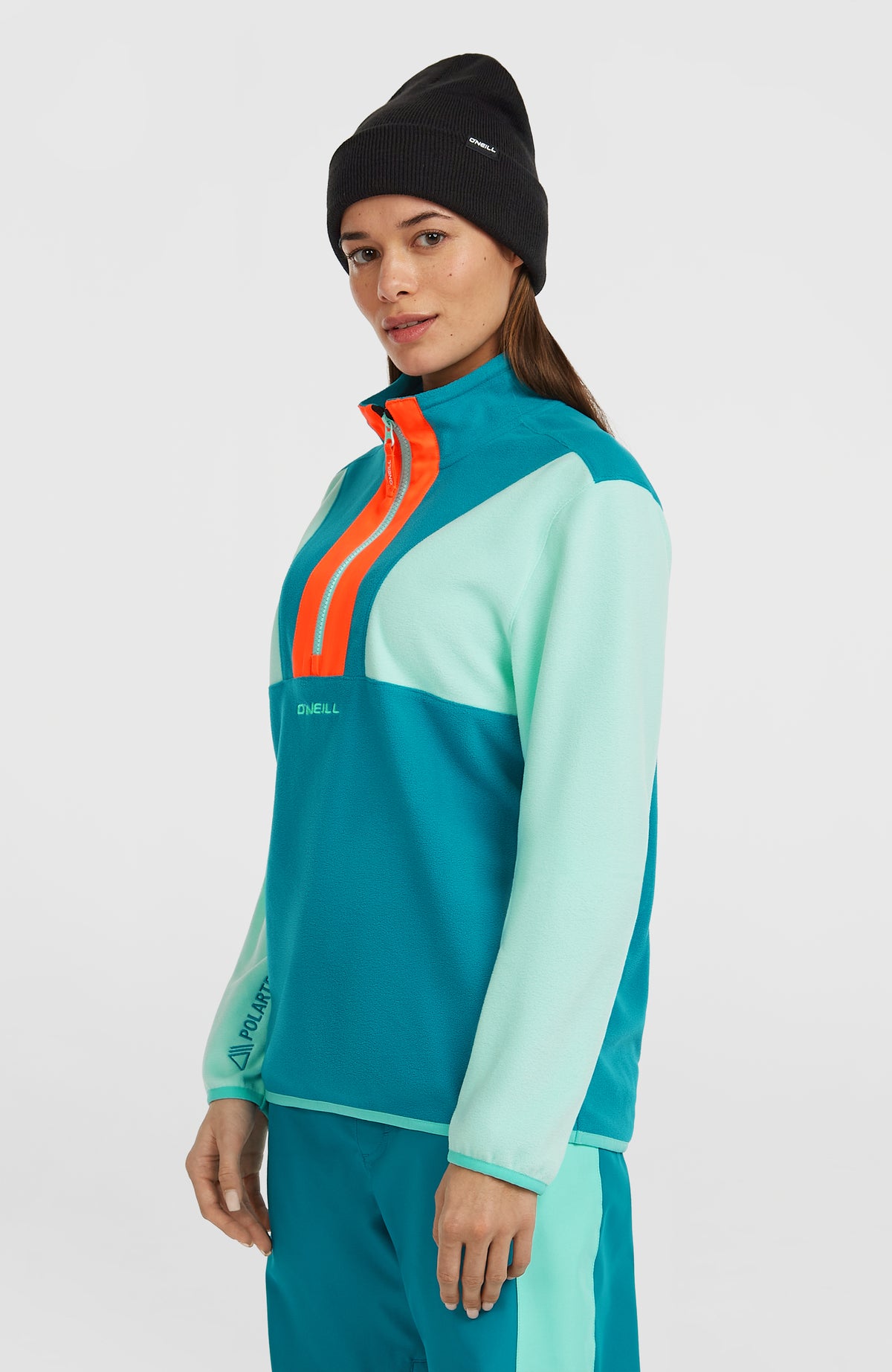 FWC'Cruz Triple Fleecepullover für Damen, grün, Seitenansicht am Model mit Logo-Schriftzug am Ärmel