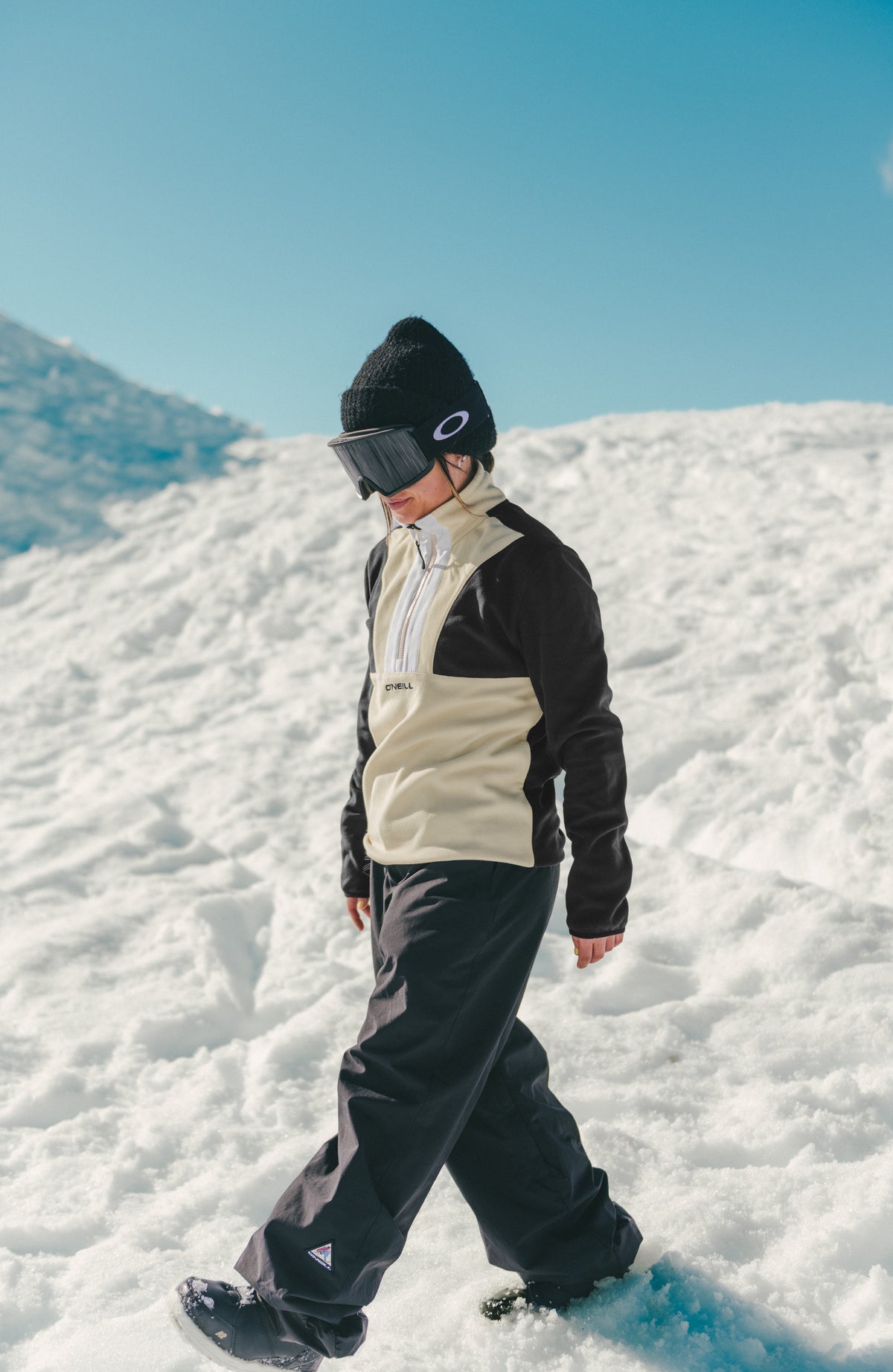 FWC'Cruz Triple Fleecepullover für Damen, schwarz, getragen im Schnee, halboffener Kragen