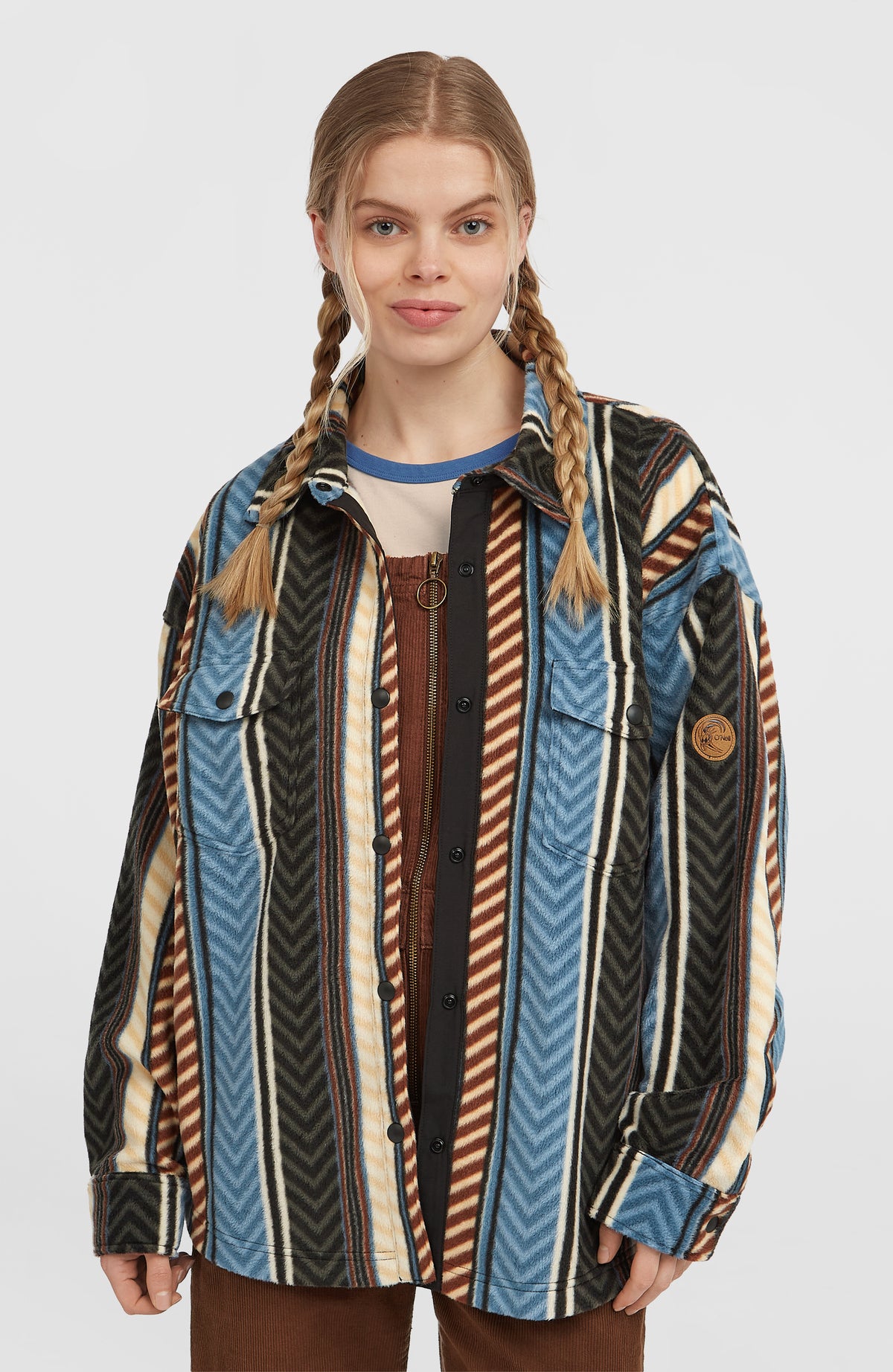 O'Neill O'Riginals Superfleece Hemd für Damen, blau mit Streifenmuster in Braun und Beige, Vorderansicht am Model