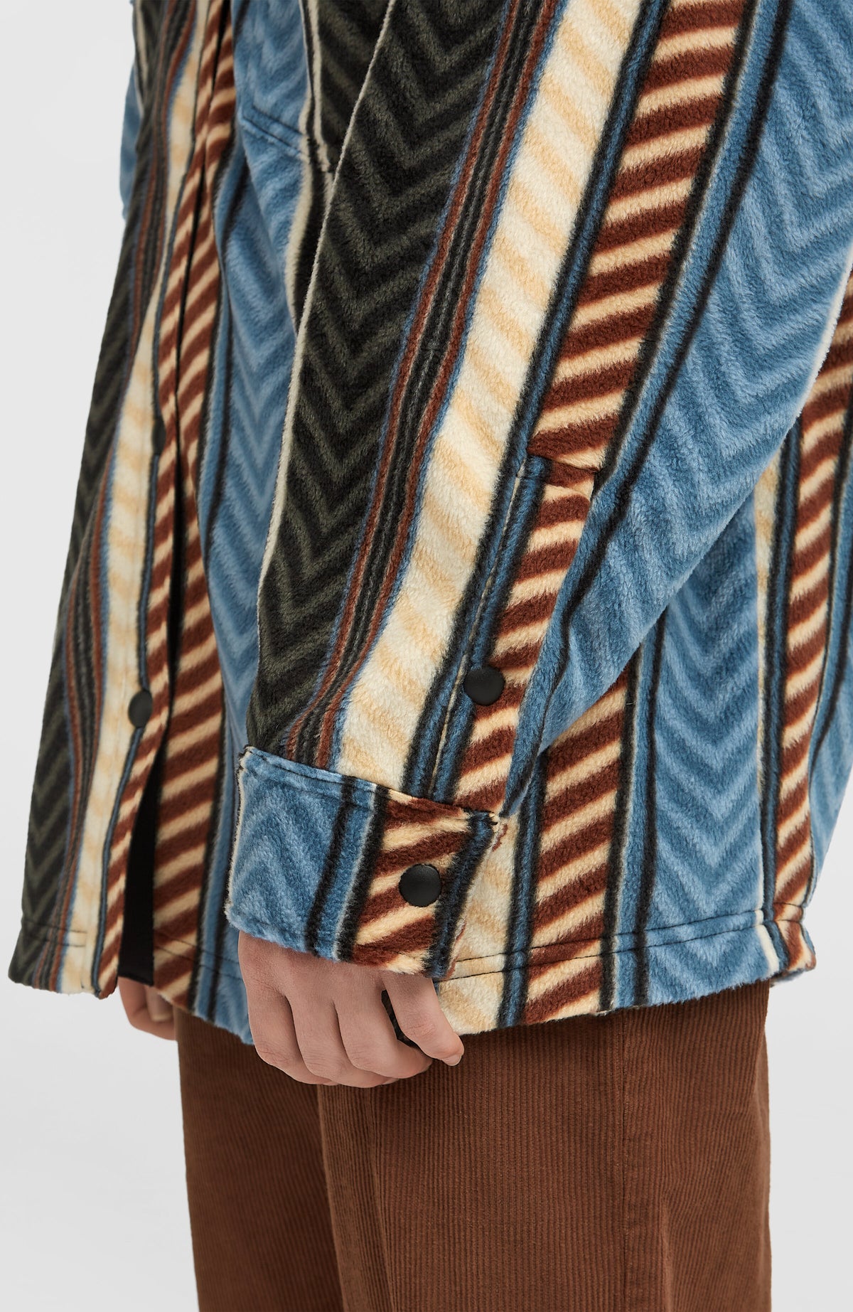 O'Riginals Superfleece Hemd für Damen, blau mit Streifenmuster in Braun und Beige, Nahaufnahme der Manschette