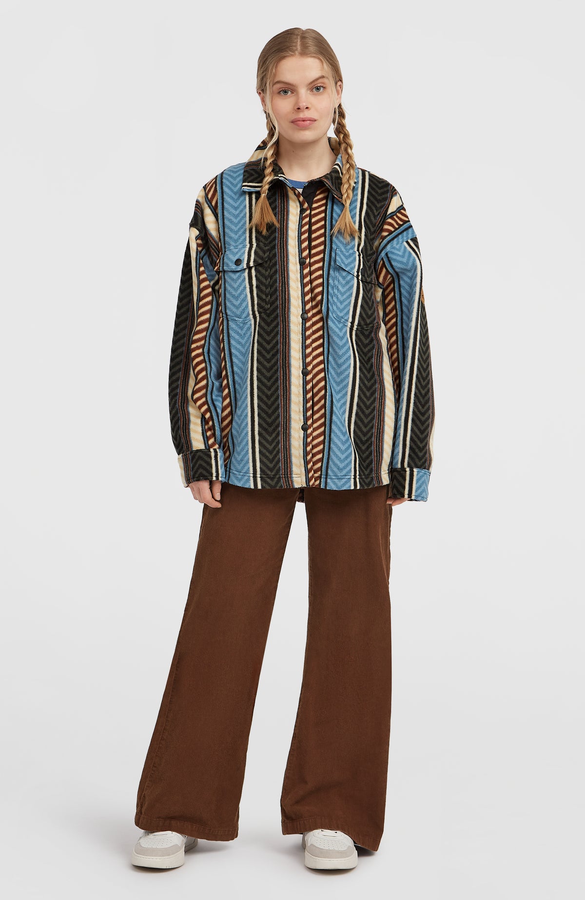 O'Riginals Superfleece Hemd für Damen, blau mit Streifenmuster in Braun und Beige, Ganzkörperansicht am Model