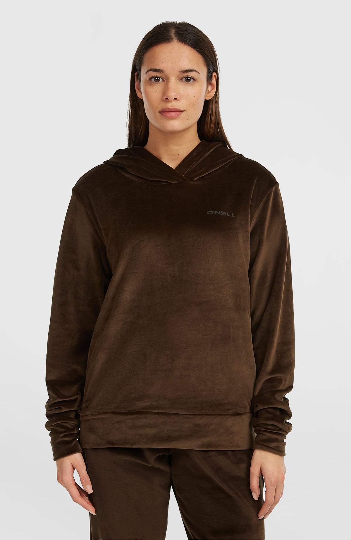 O'Neill FWC'Cruz Velour Hoodie für Damen, braun, Vorderansicht, getragen am Model mit Kapuze