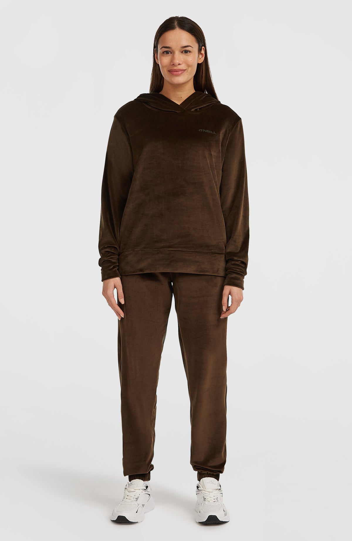 FWC'Cruz Velour Hoodie für Damen, braun, Ganzkörperansicht am Model in Kombination mit Hose