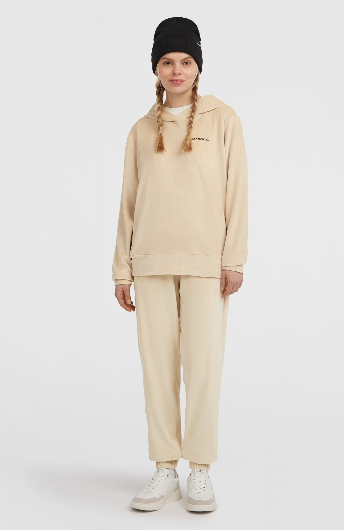 FWC'Cruz Velour Hoodie für Damen, beige, Ganzkörperansicht am Model in Kombination mit passender Hose
