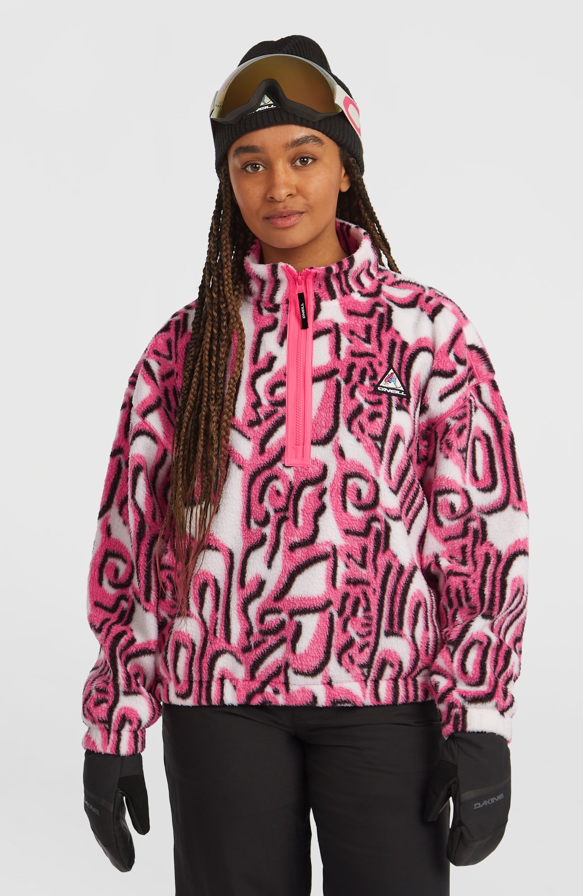 O'Neill FWC'Play Hyperfleece Pullover für Damen, weiß mit Grafikmuster in Pink und Schwarz, Vorderansicht am Model
