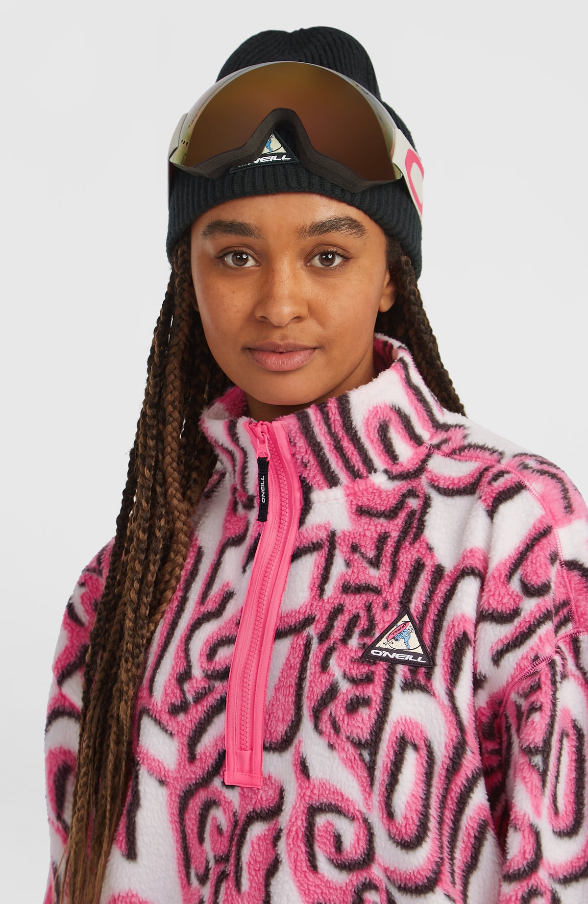 FWC'Play Hyperfleece Pullover für Damen, weiß mit Grafikmuster, Nahaufnahme von Stehkragen und Reißverschluss