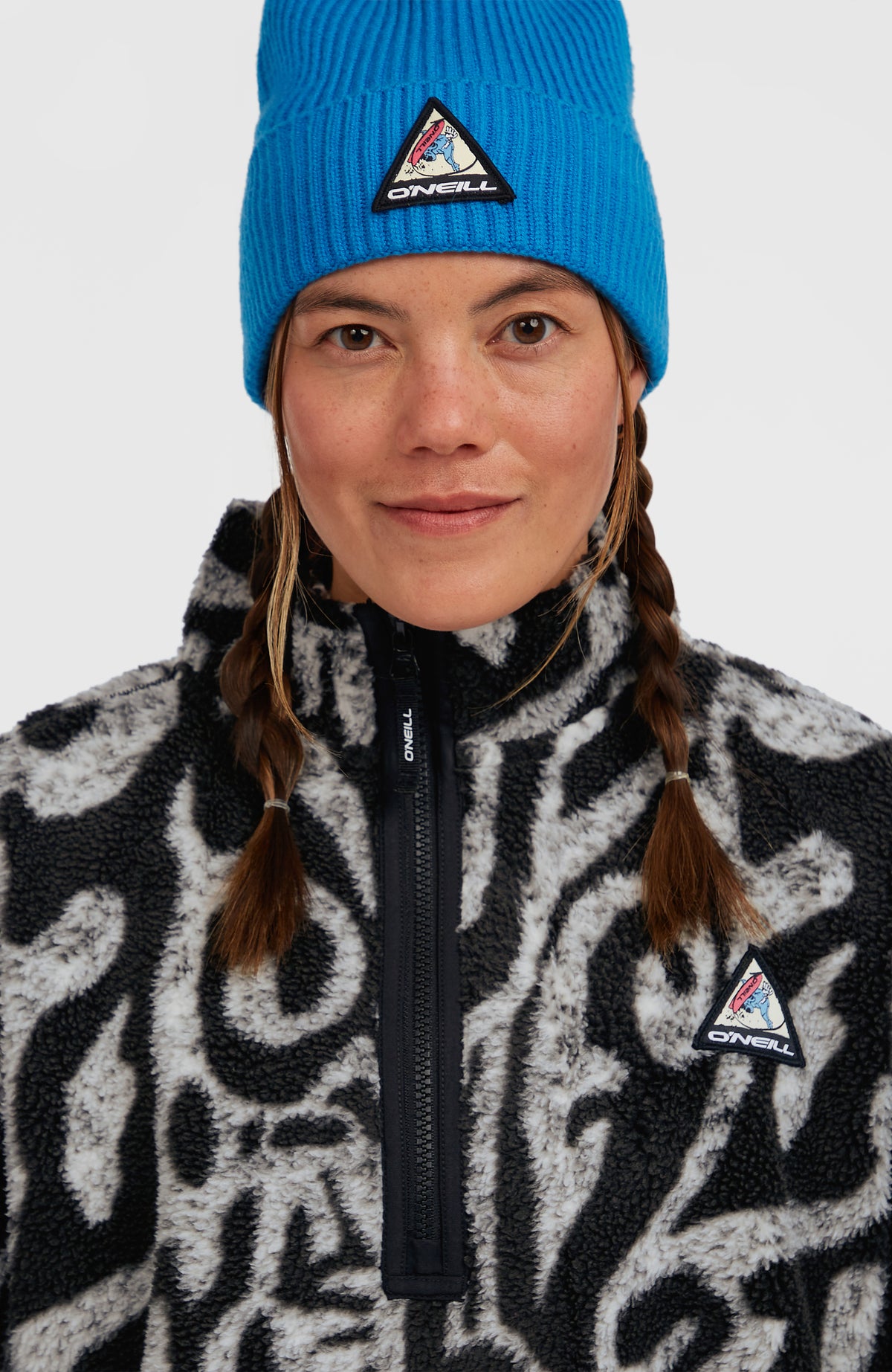 FWC'Play Hyperfleece Pullover, schwarz mit Allover-Muster in Weiß, Nahaufnahme von Kragen und Reißverschluss