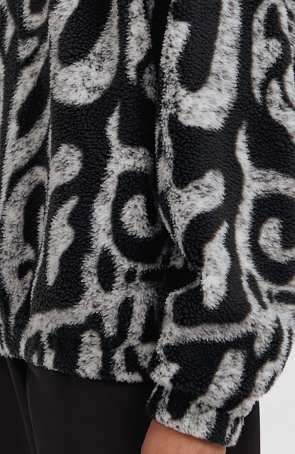 FWC'Play Hyperfleece Pullover, schwarz mit Allover-Muster in Weiß, Nahaufnahme der Musterstruktur