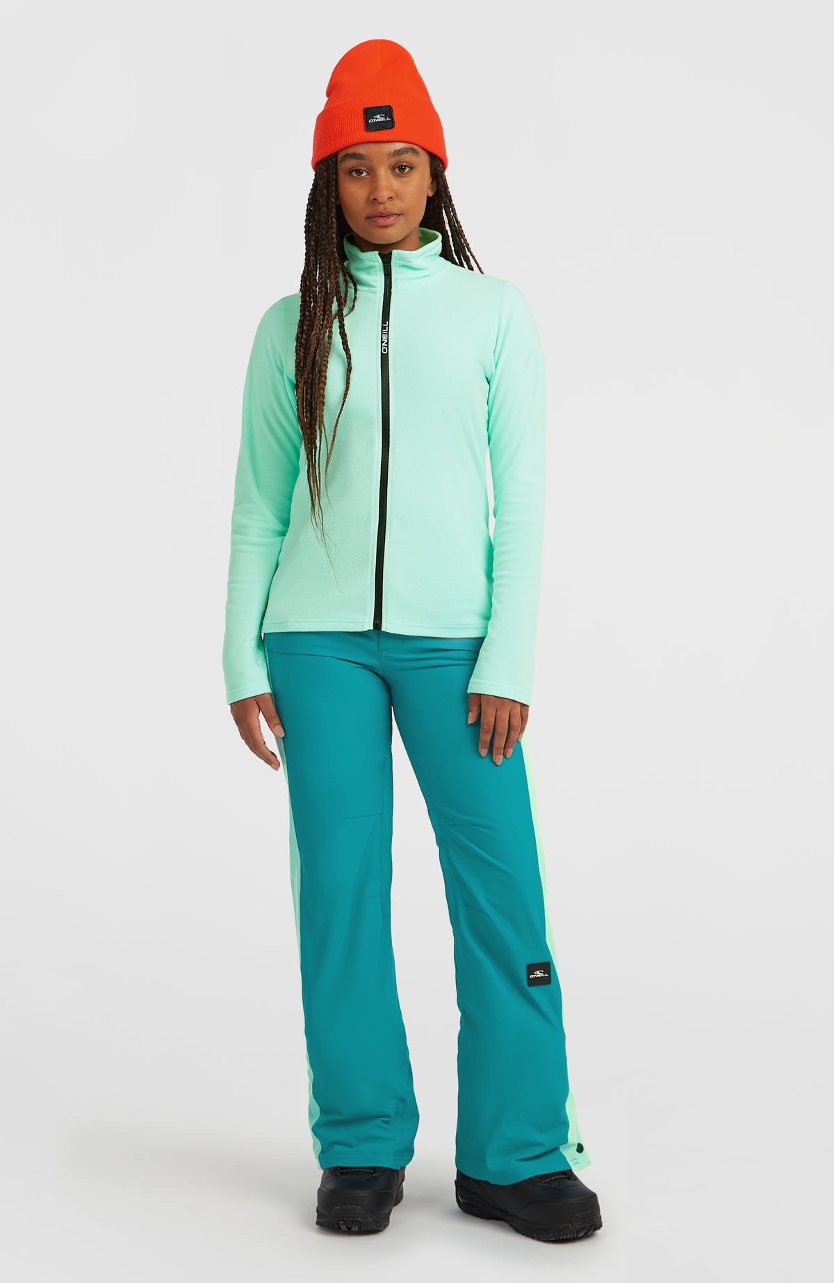 Grüne FWC'Cruz Jack's Fleecejacke für Damen, Ganzkörperansicht von vorne am Model kombiniert mit Skihose