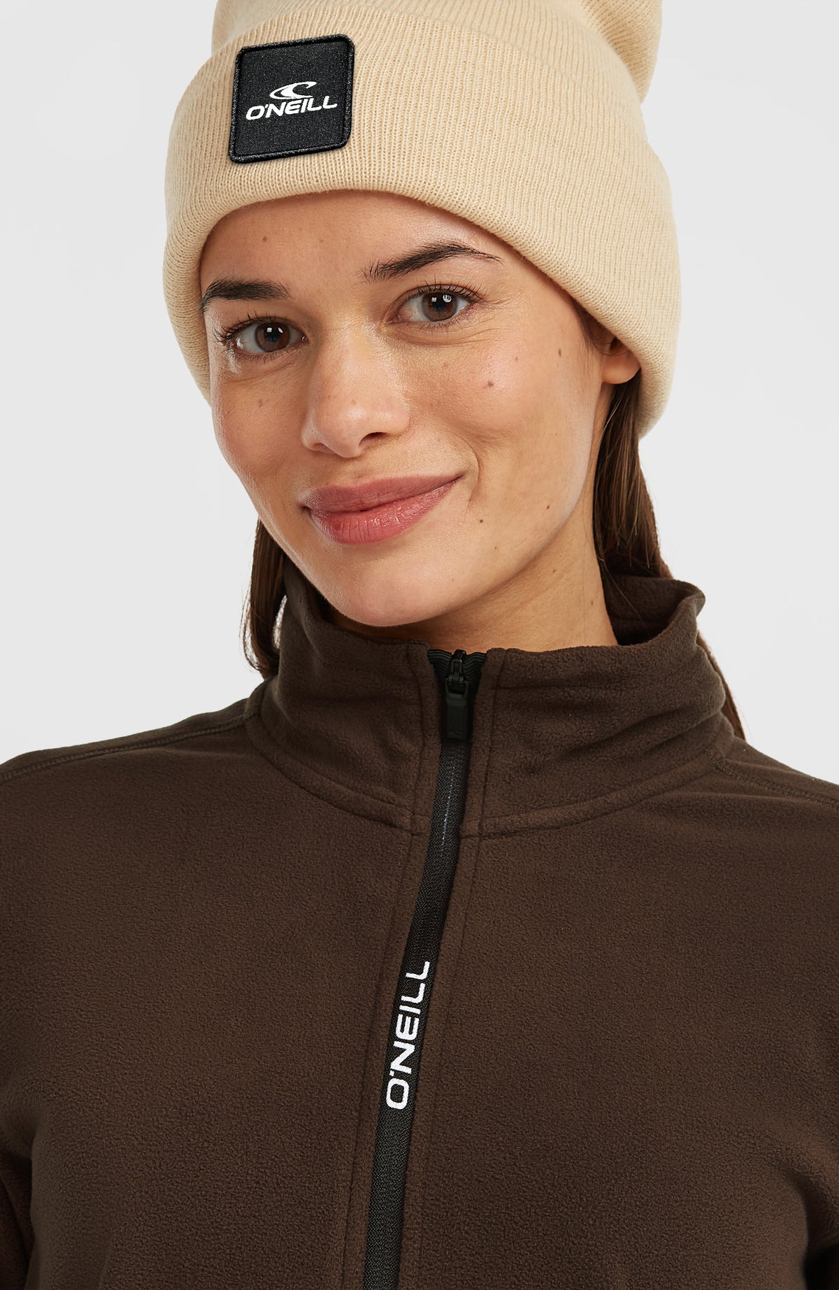 Nahaufnahme von Stehkragen und Reißverschluss der braunen FWC'Cruz Jack's Fleecejacke für Damen