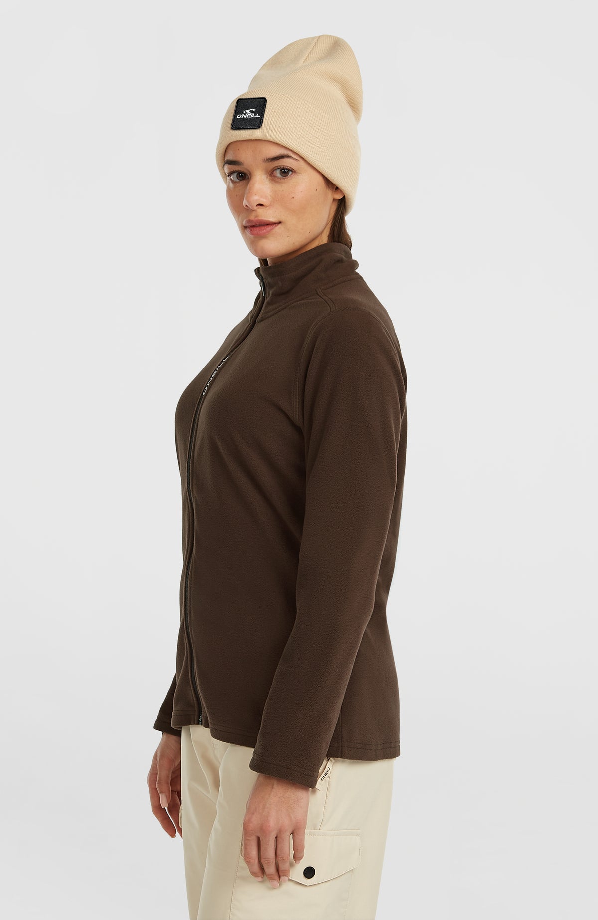 Braune FWC'Cruz Jack's Fleecejacke für Damen, Seitenansicht am Model mit Stehkragen