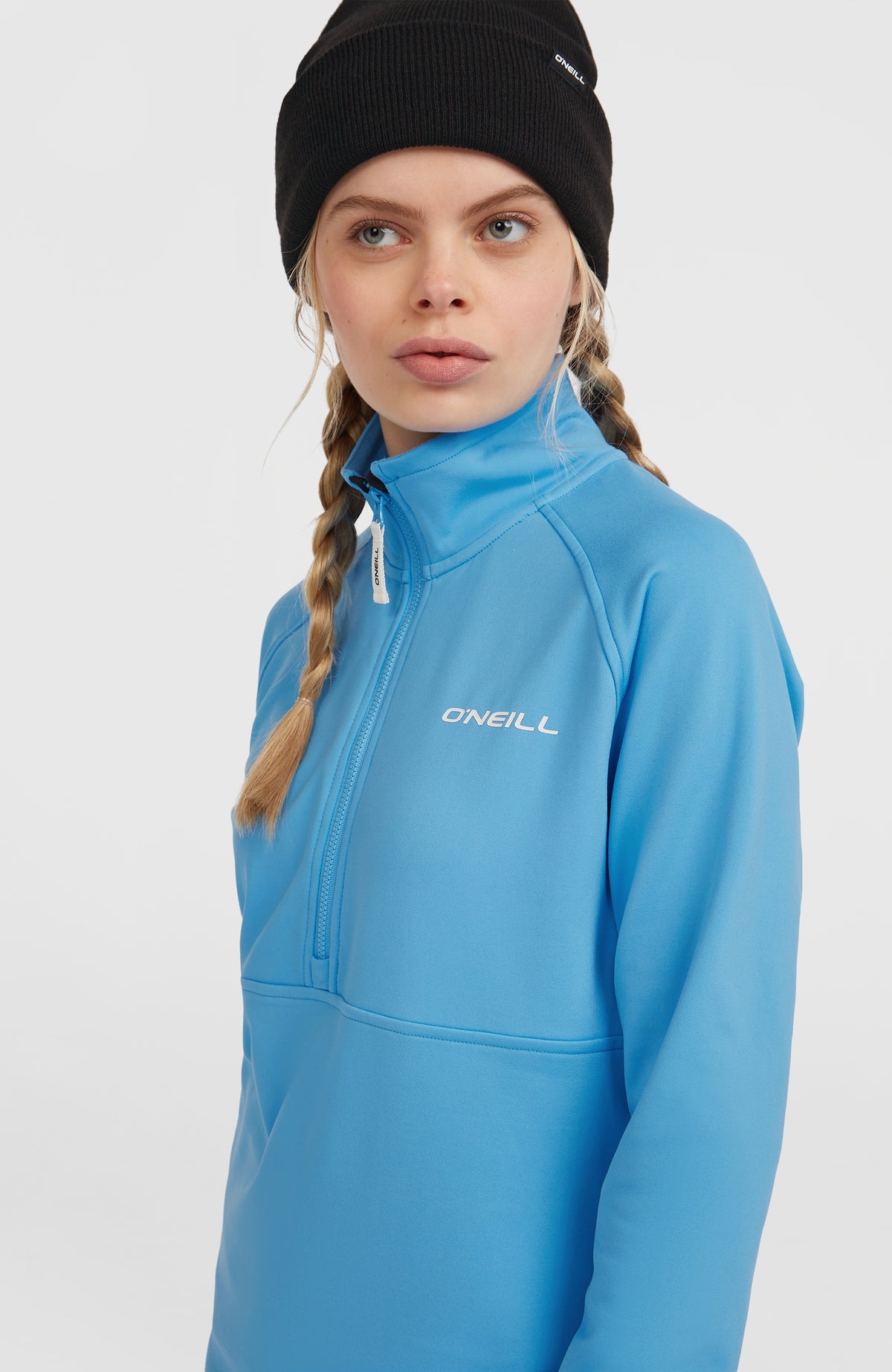 FWC'Cruz Fleecepullover für Damen, blau, Halbprofilansicht am Model mit Logo-Print auf der Brust