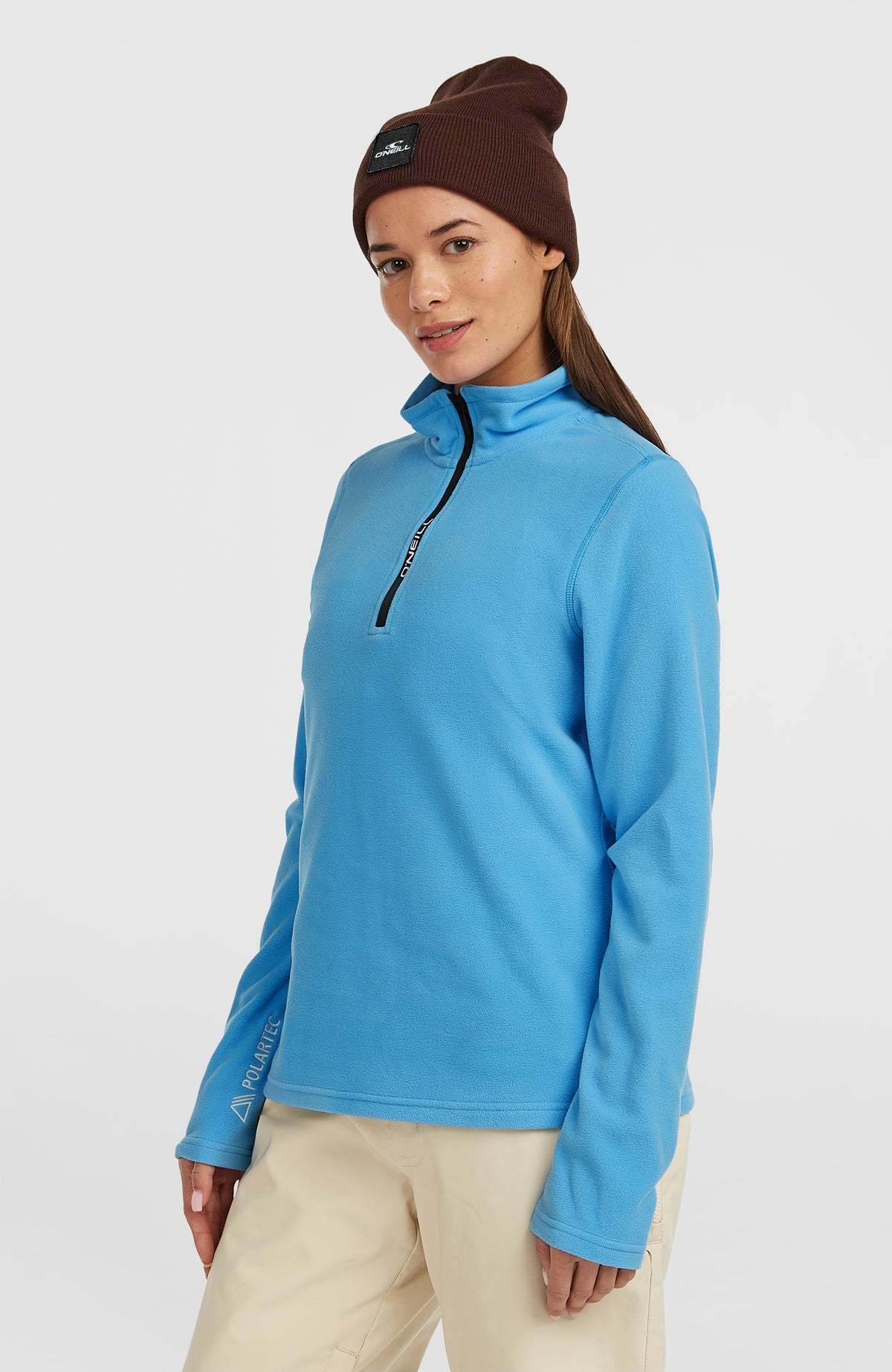 FWC'Cruz Jack's Fleecepullover für Damen in Blau, Halbprofilansicht am Model mit Logo-Schriftzug am Ärmel