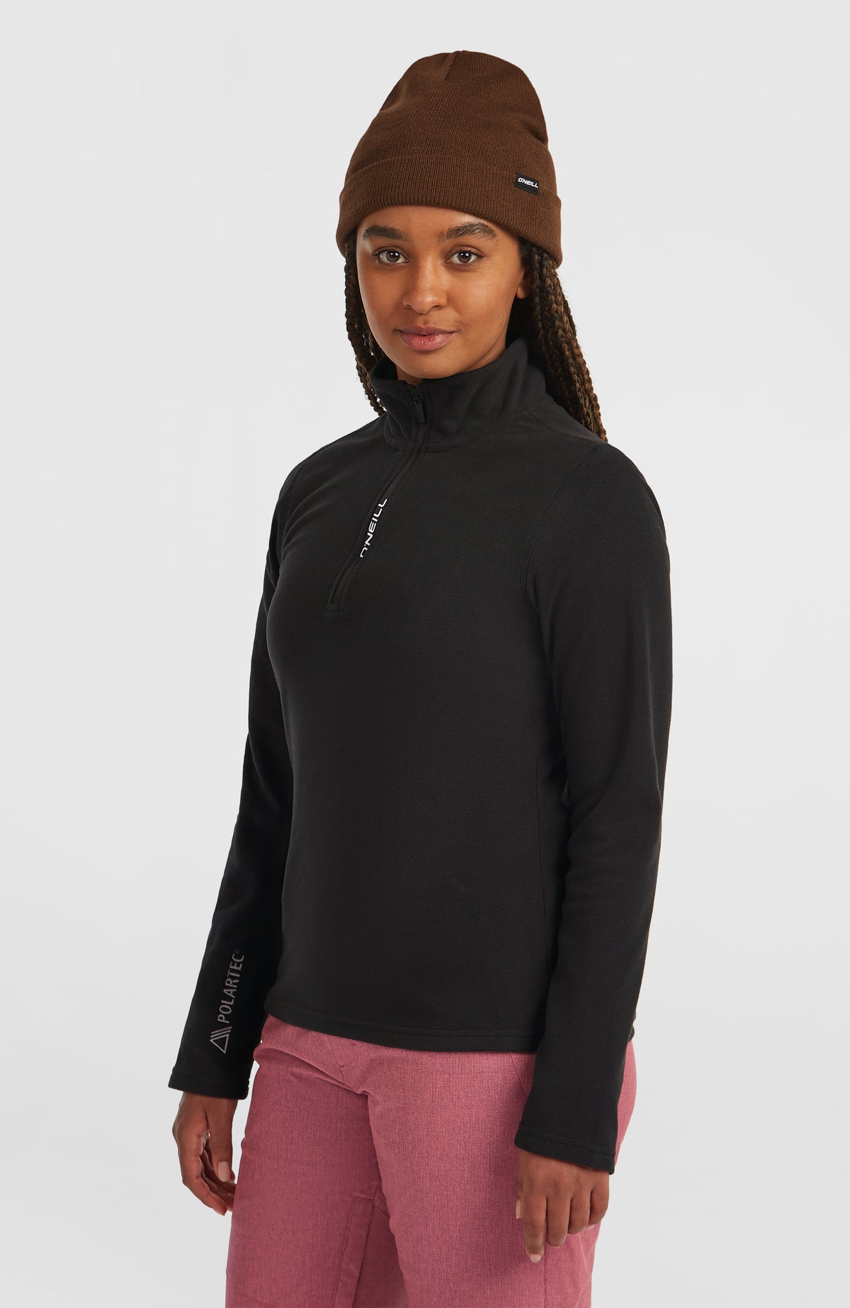 Schwarzer FWC'Cruz Jack's Fleecepullover für Damen, Halbprofilansicht von schräg vorne getragen am Model