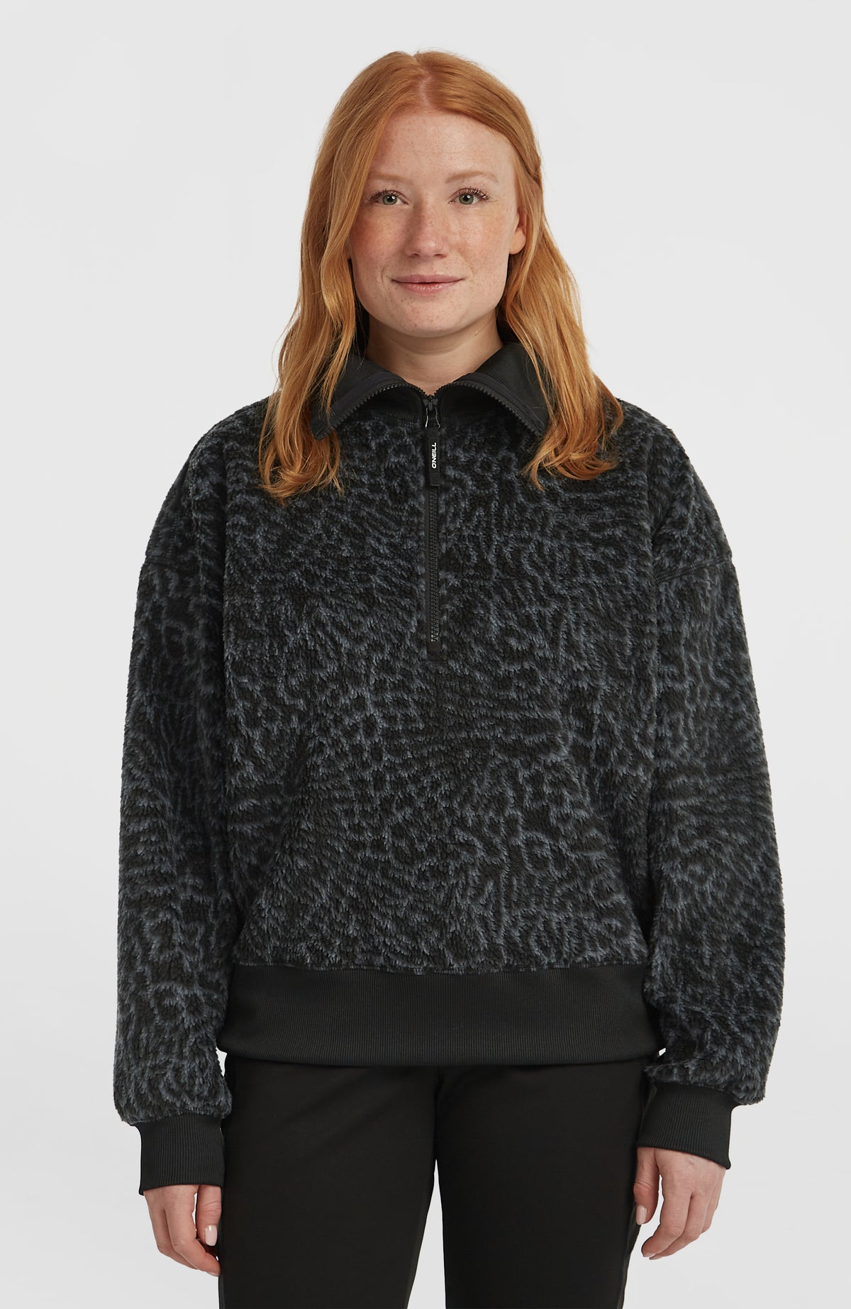 O'Neill Must-Have Fleecepullover mit Halbreißverschluss für Damen, schwarz mit Tiermuster in Grau, Vorderansicht