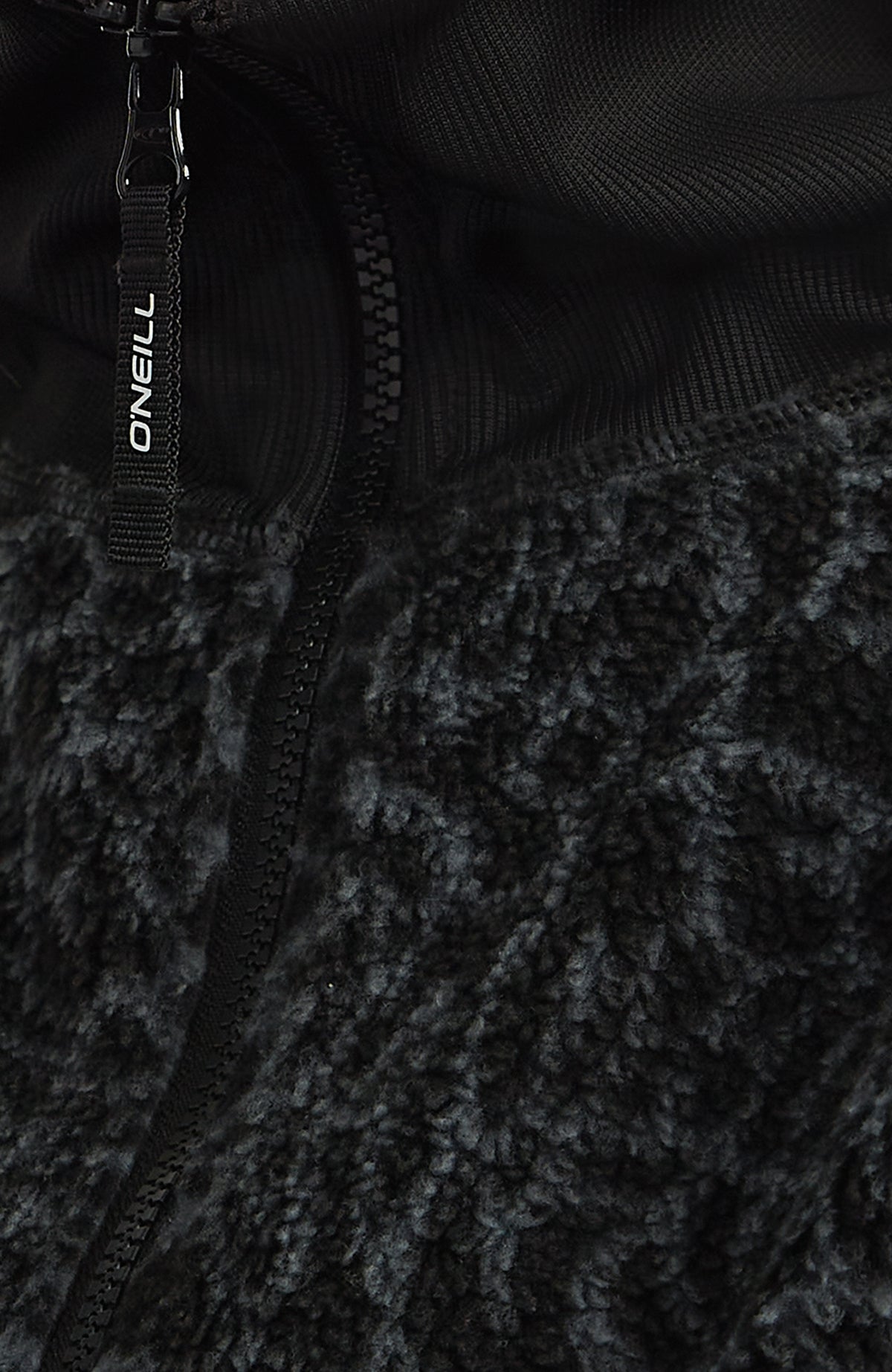Must-Have Fleecepullover, schwarz mit Tiermuster in Grau, Detailaufnahme des Reißverschluss-Pullers mit Logo-Schriftzug