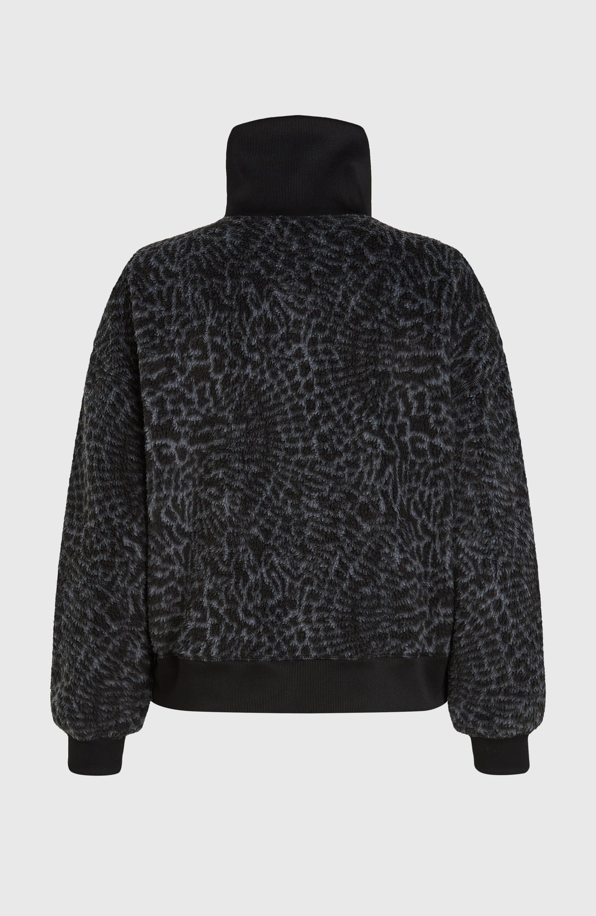 Must-Have Fleecepullover für Damen, schwarz mit Tiermuster in Grau, freigestellt von hinten mit elastischem Bund
