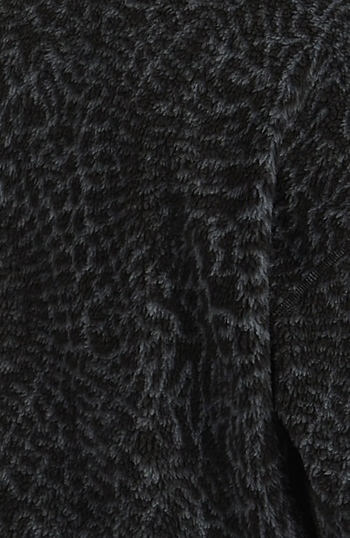 Must-Have Fleecepullover, schwarz mit Tiermuster in Grau, freigestellte Nahaufnahme der gemusterten Gewebestruktur