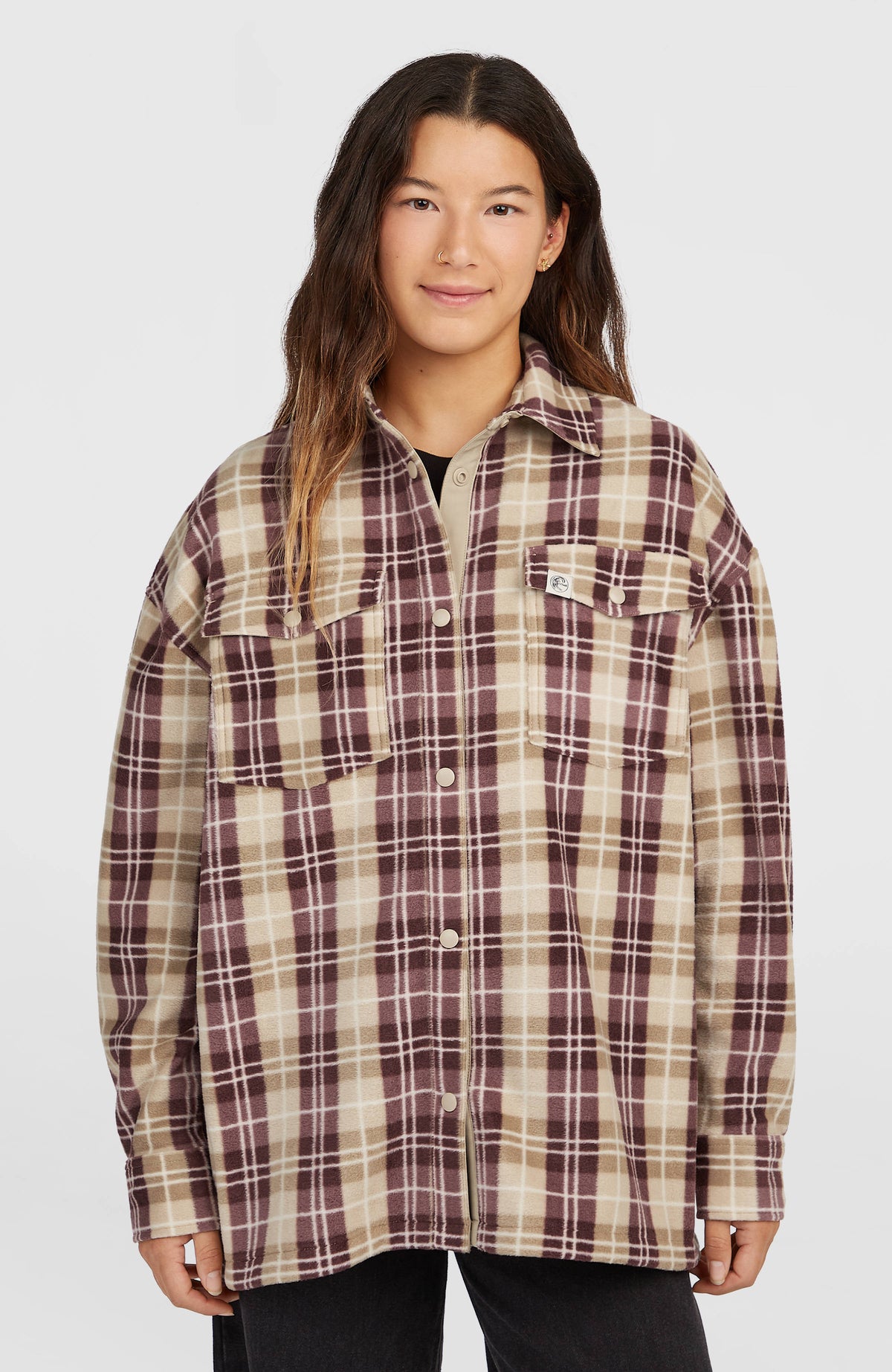 O'Riginals Superfleece Hemd für Damen, grau mit Karomuster in Beige und Braun, Vorderansicht am Model